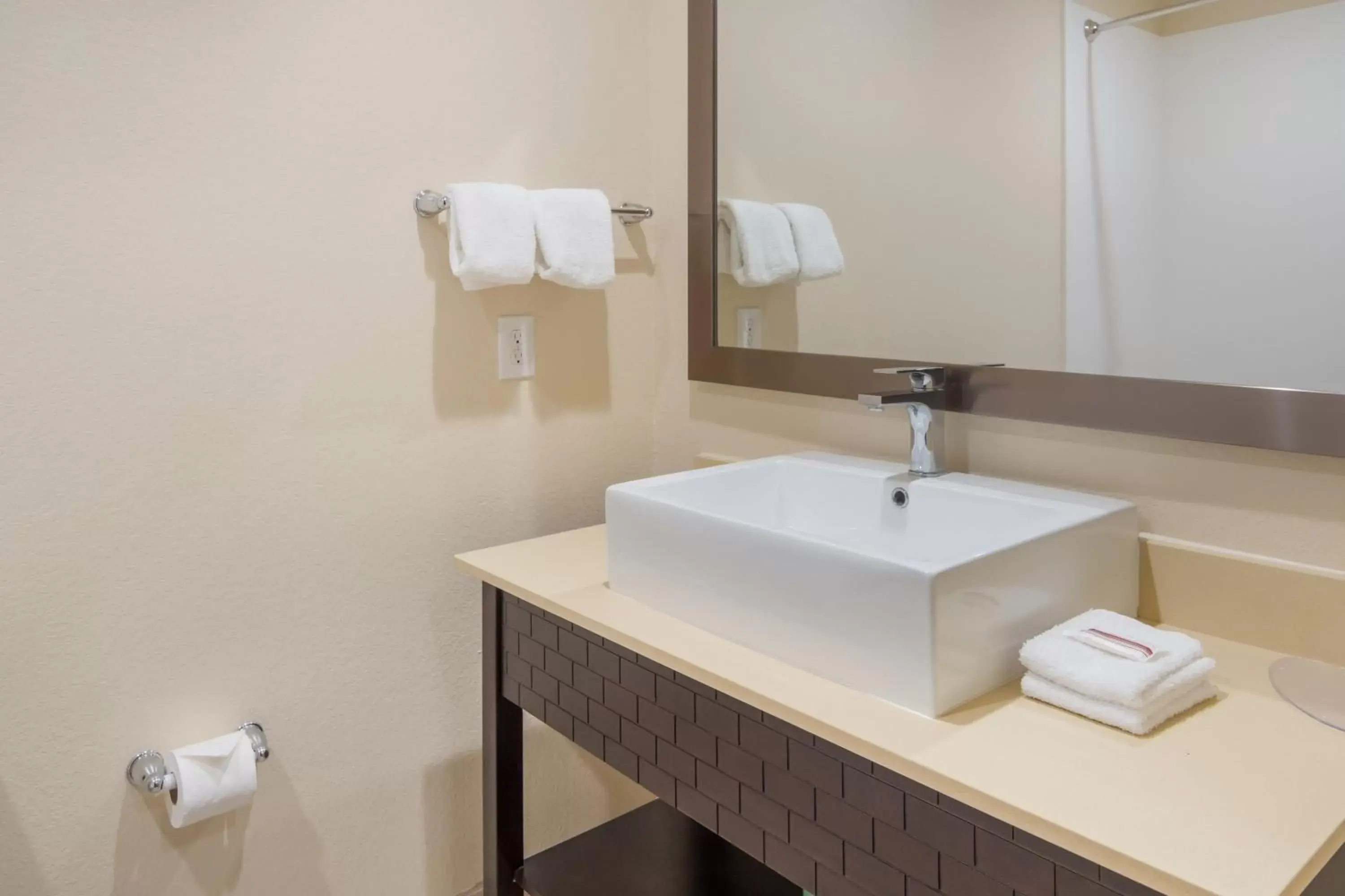 Bathroom in Red Roof Inn PLUS+ Fort Worth - Burleson