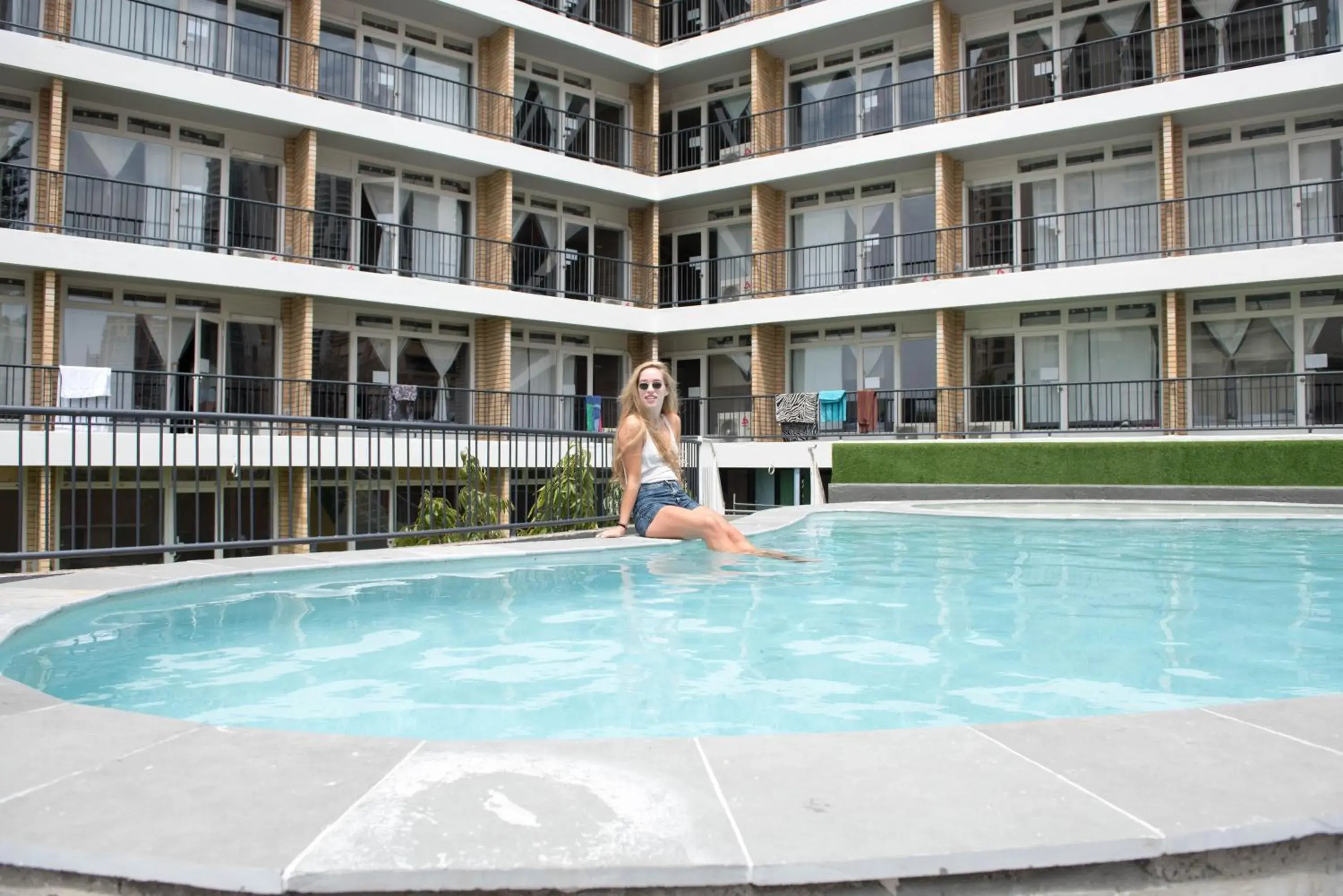 Property building, Swimming Pool in Bunk Surfers Paradise
