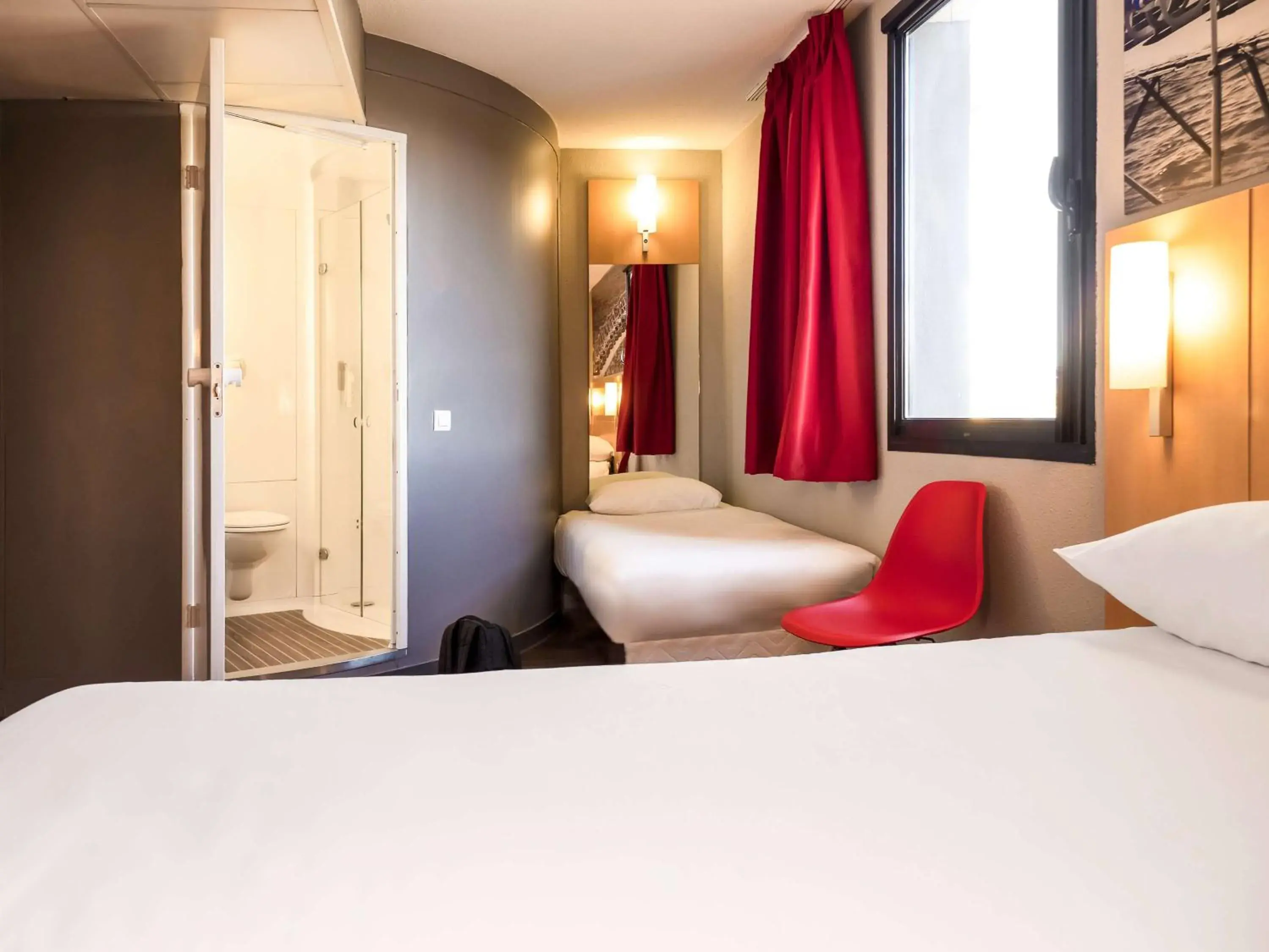 Photo of the whole room, Bed in ibis Cannes Mandelieu