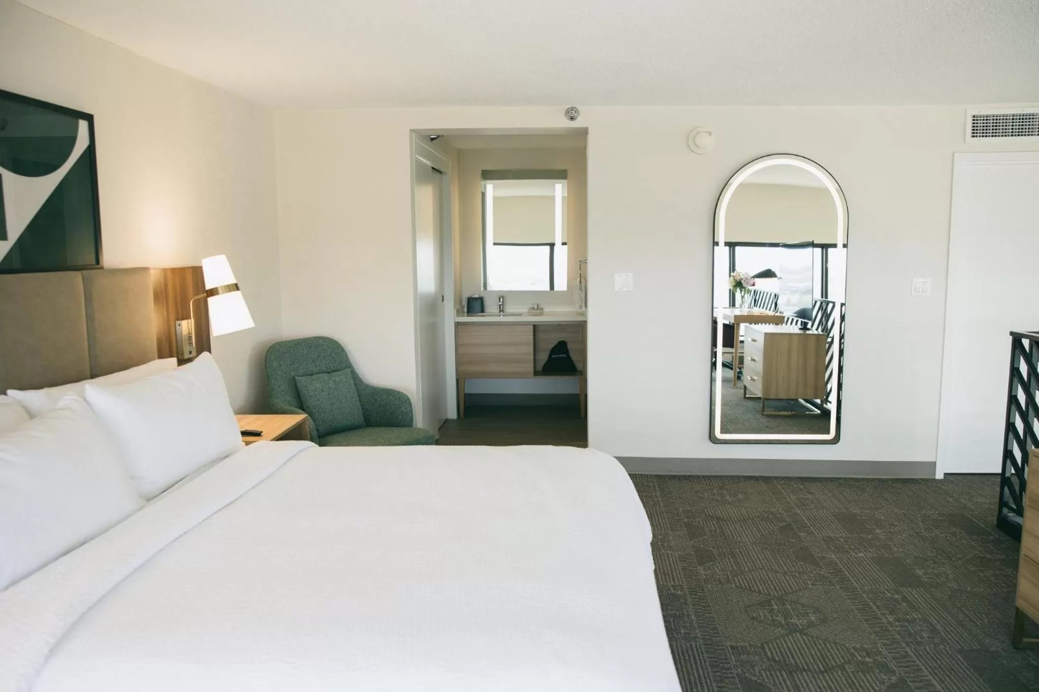 Photo of the whole room, Bed in Staybridge Suites Chicago O'Hare - Rosemont by IHG