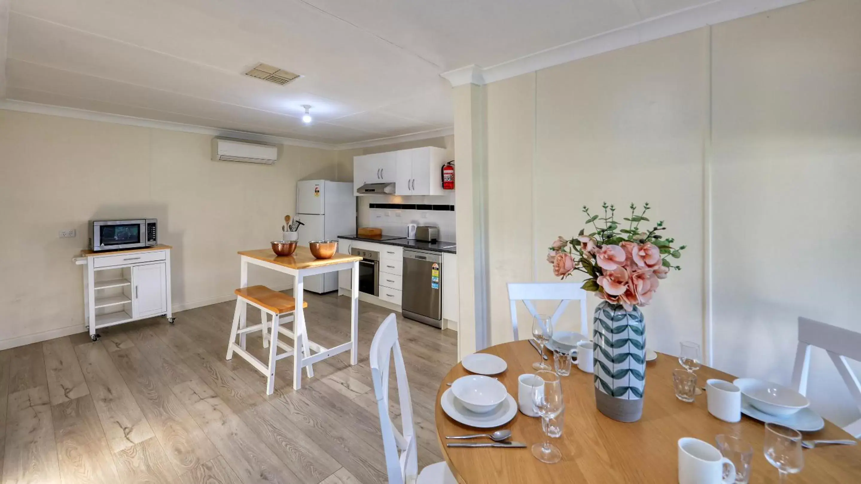 Kitchen or kitchenette, Dining Area in Castlereagh Lodge Motel