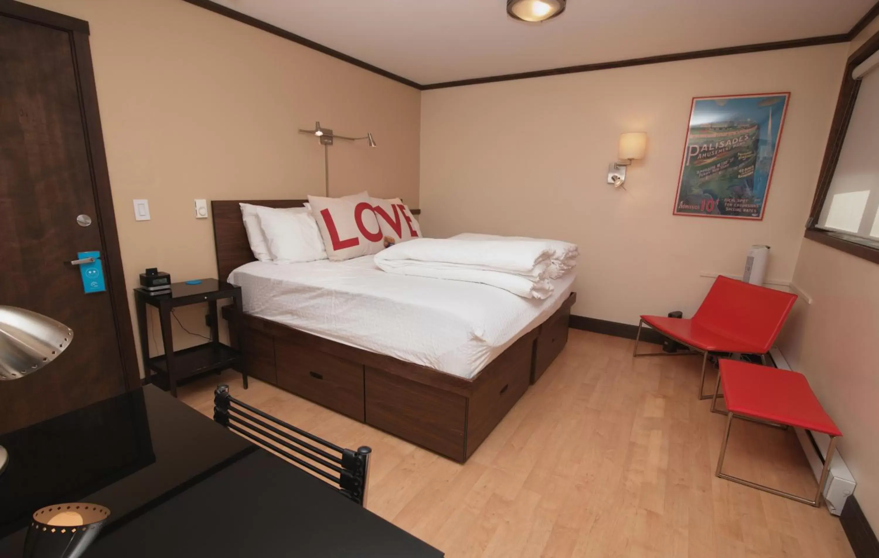 Bed in Silverbow Inn & Suites