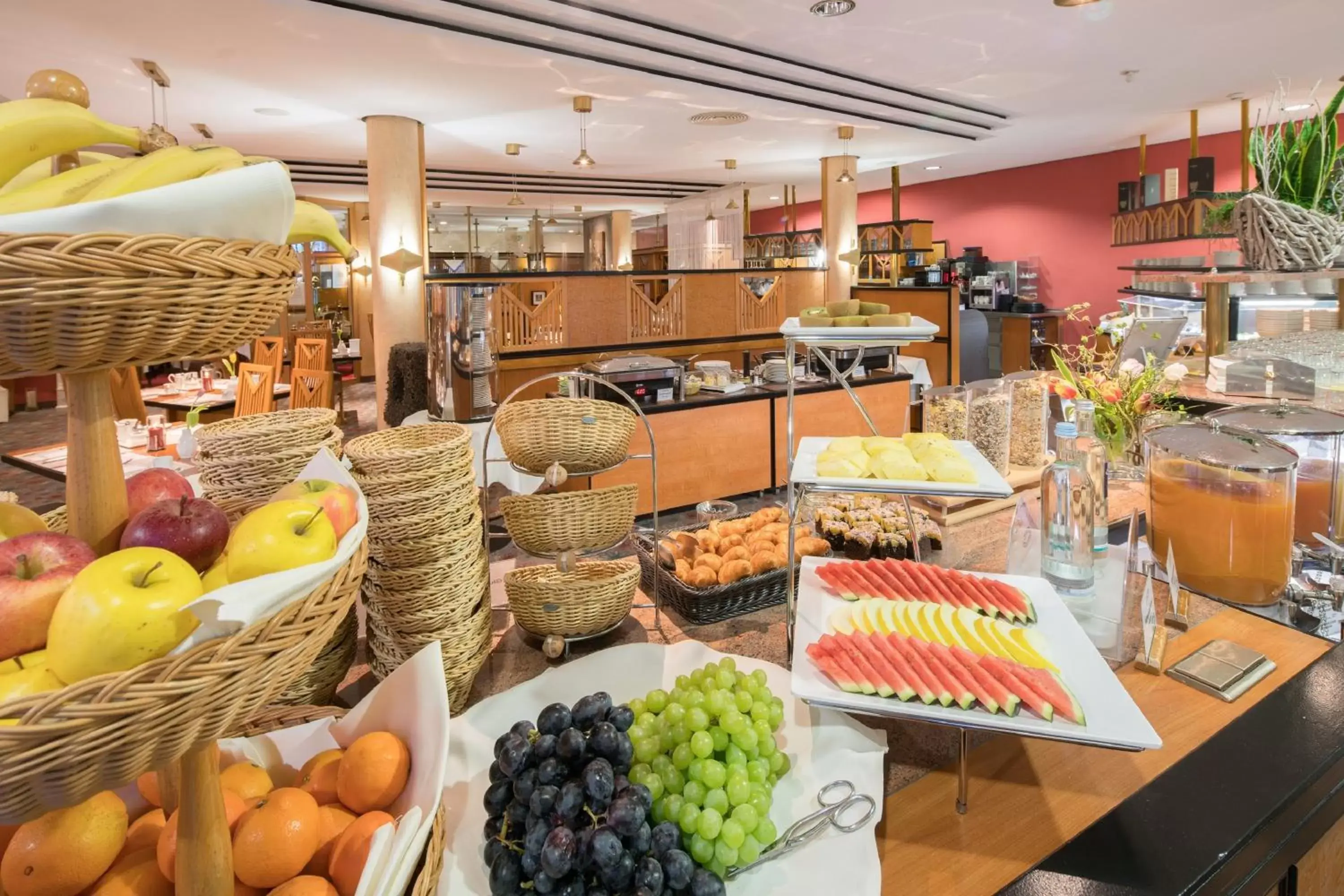 Buffet breakfast in Best Western Plus Kurhotel an der Obermaintherme