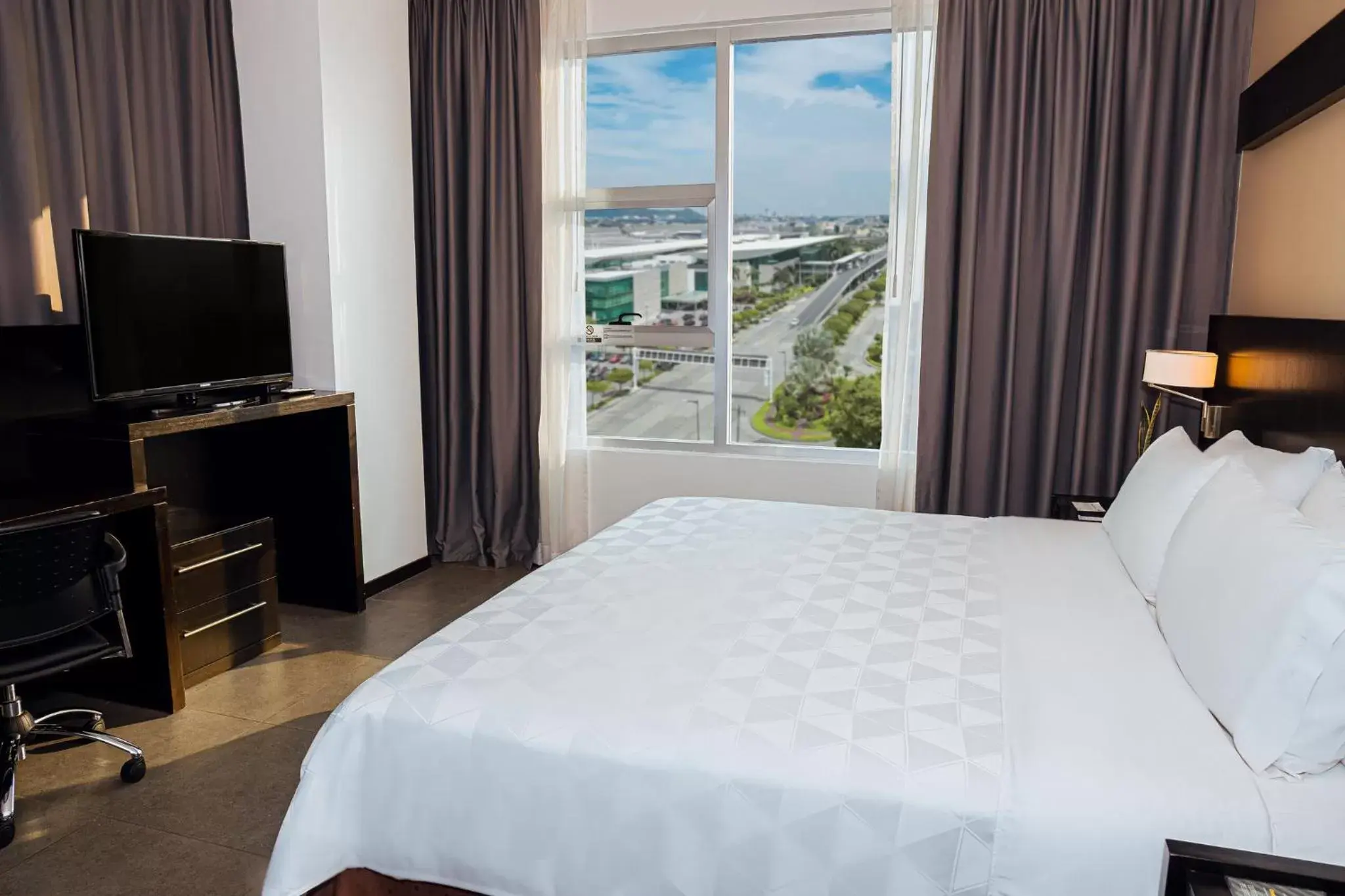 Photo of the whole room, Bed in Holiday Inn Guayaquil Airport, an IHG Hotel