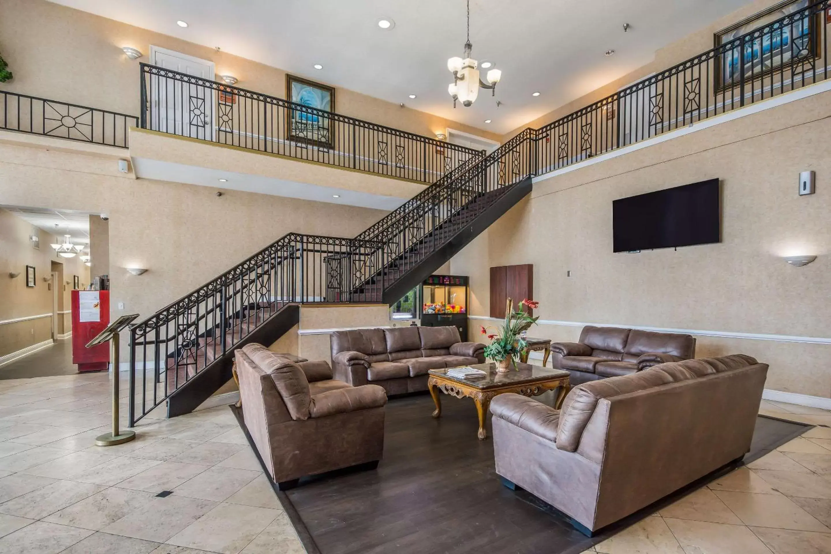 Lobby or reception, Seating Area in Clarion Inn & Suites Central Clearwater Beach