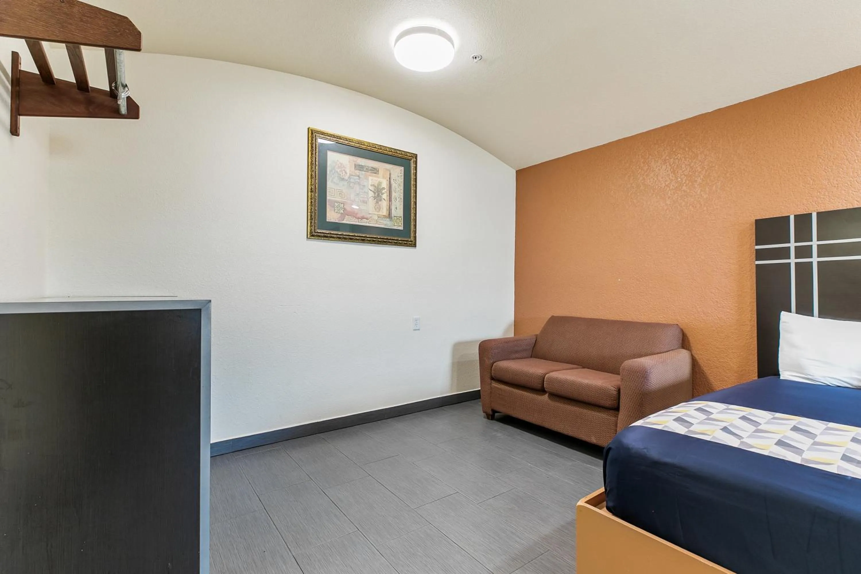 Seating area, Bed in Lighthouse Inn