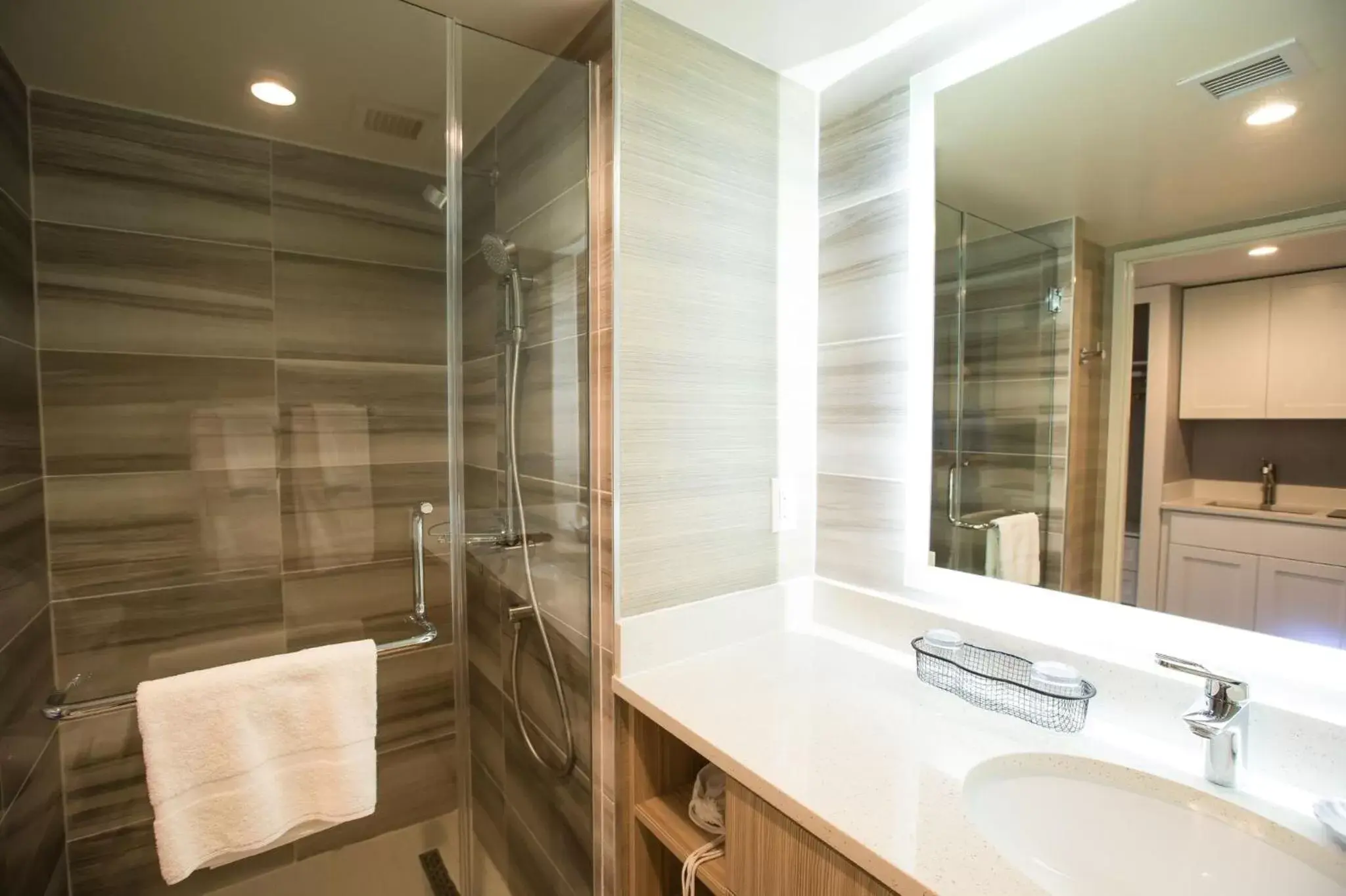 Shower, Bathroom in Polynesian Residences Waikiki Beach