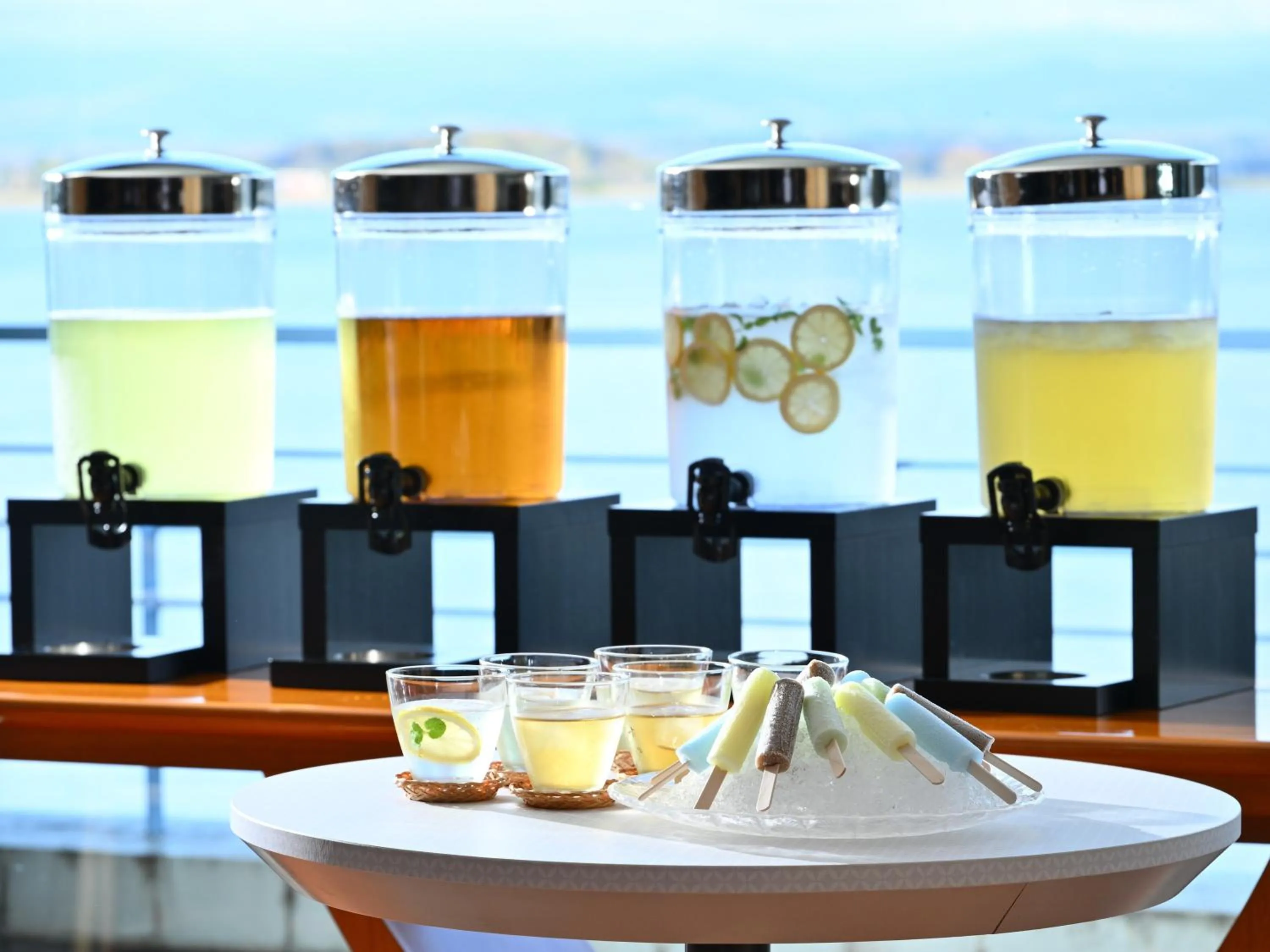 Lounge or bar in APA Hotel & Resort Kaga Katayamazu Onsen Kasuikyo