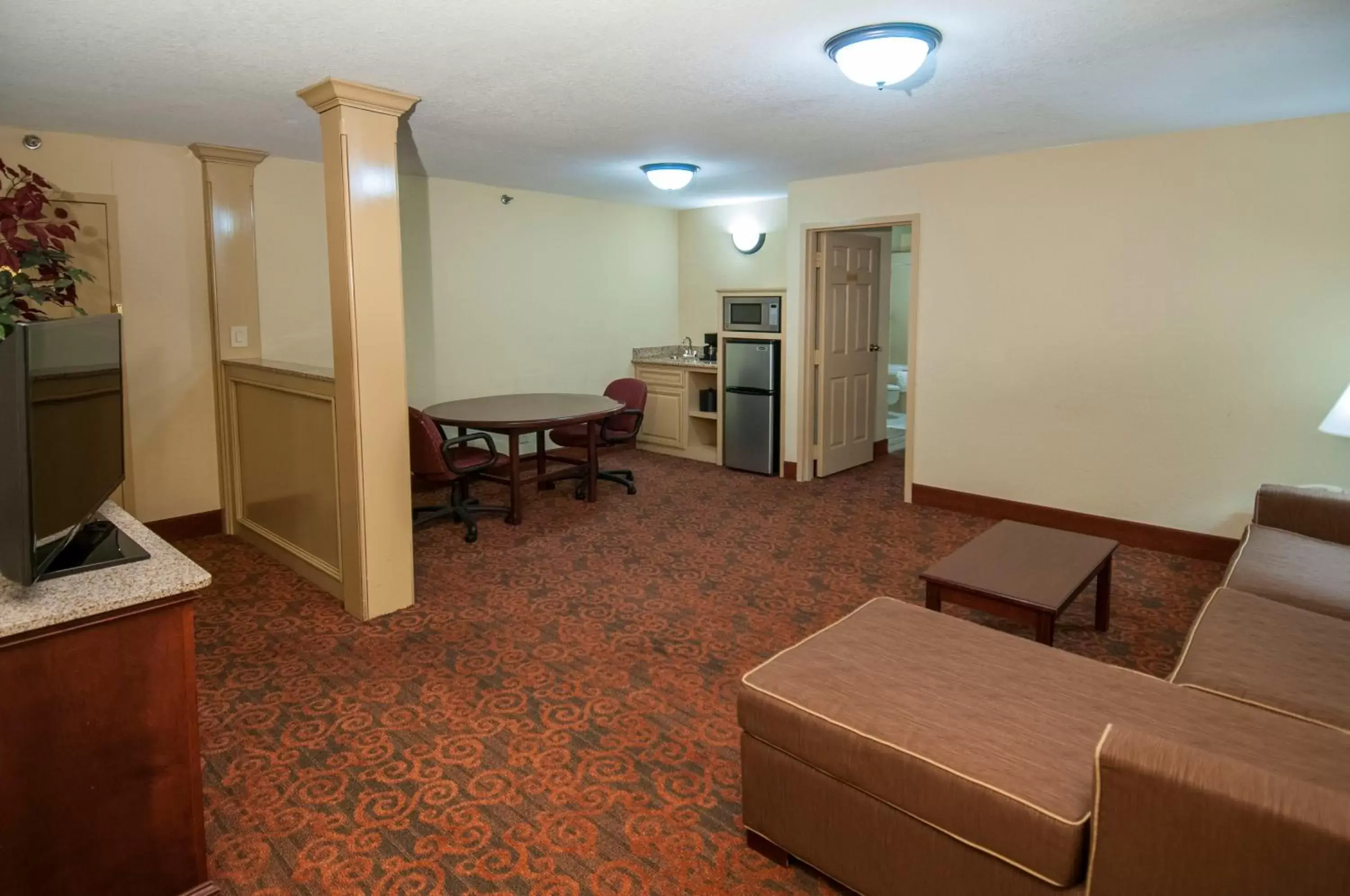 TV and multimedia, Seating Area in Governors Suites Hotel Oklahoma City Airport Area