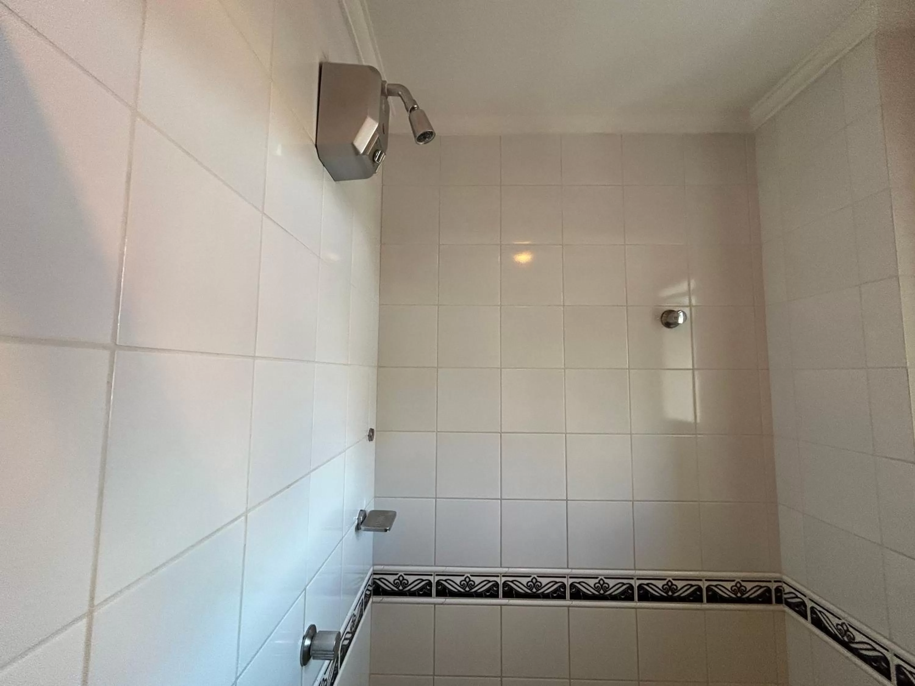 Shower in Golfinhos Apart Hotel