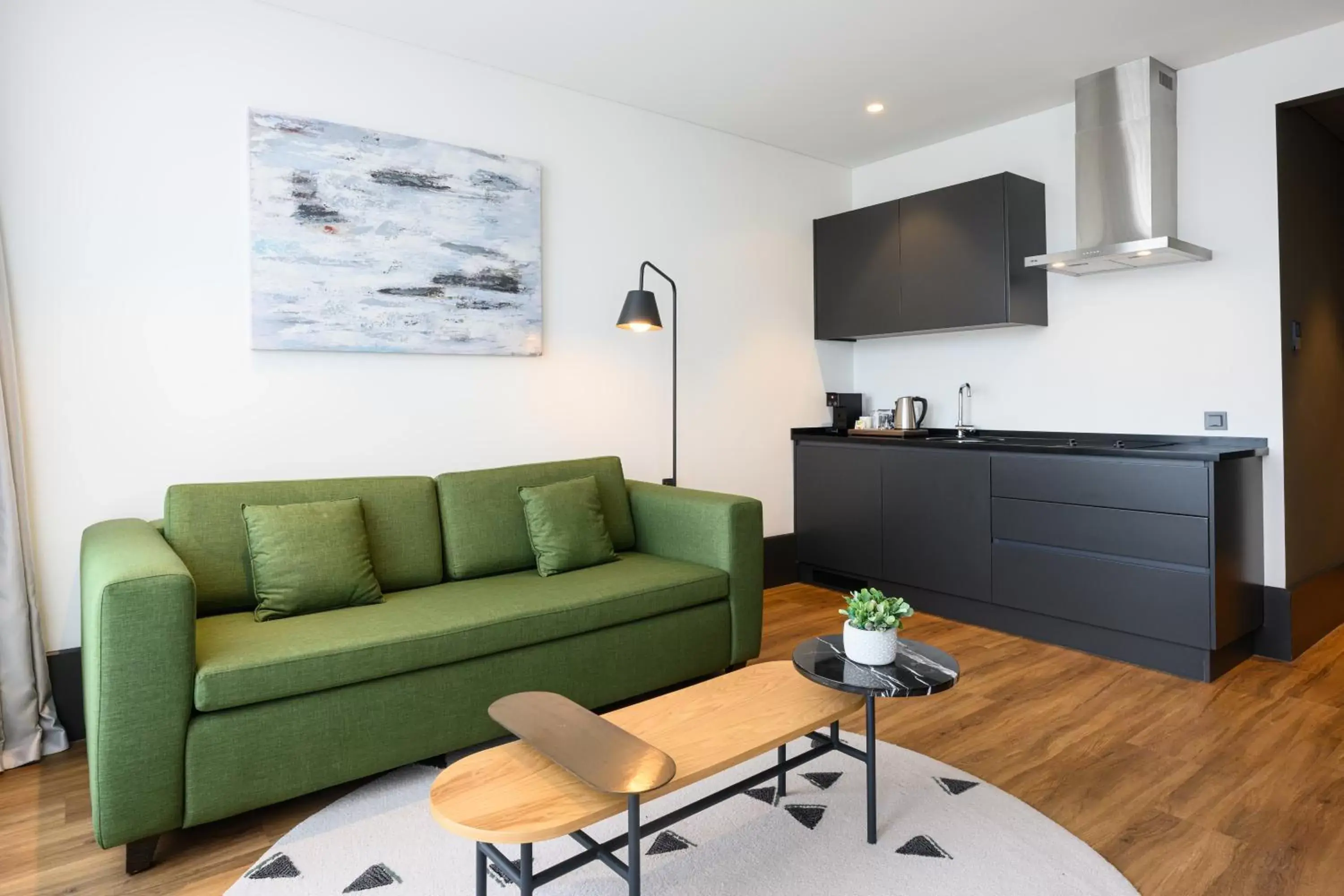 Kitchen or kitchenette, Seating Area in NEO KVL Hotel by TASIGO