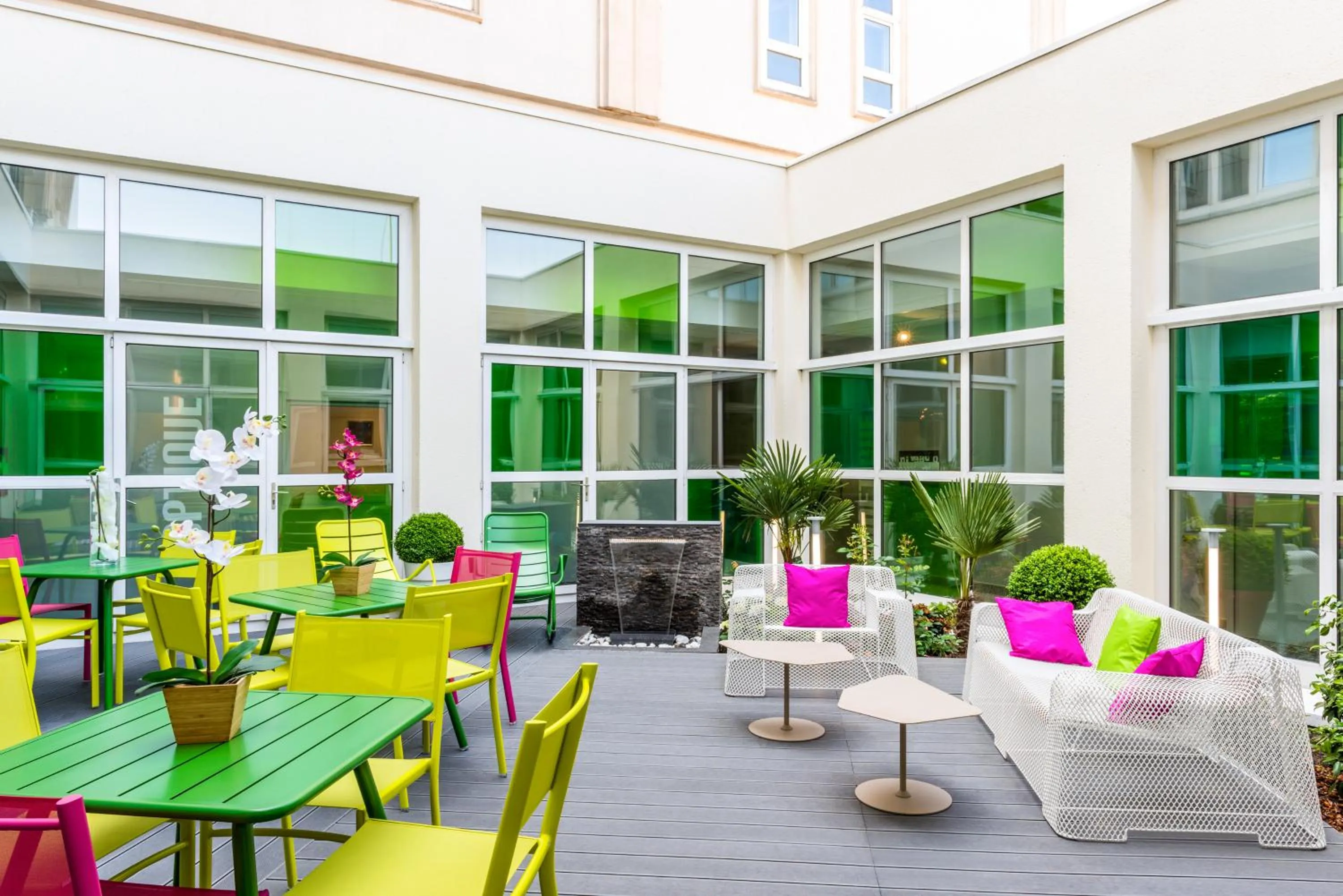 Patio in ibis Styles Antony Paris Sud