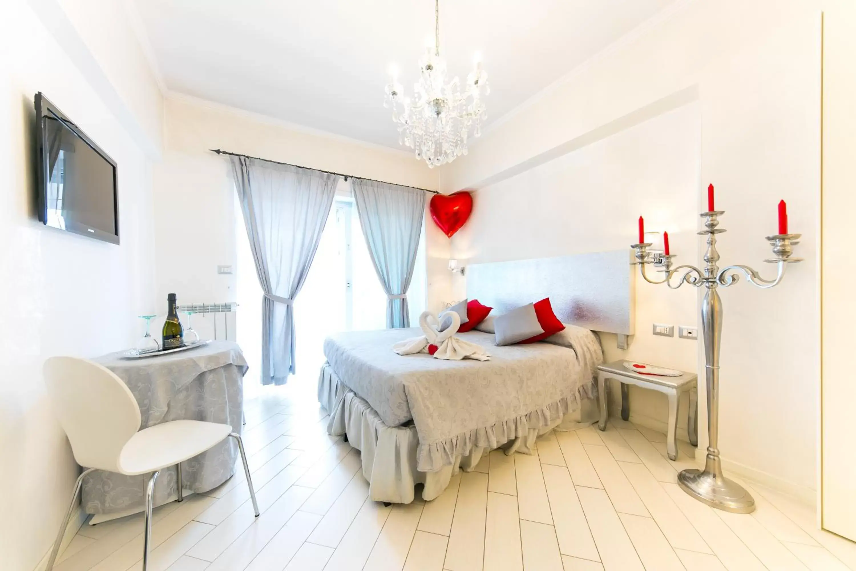 Photo of the whole room, Bed in Suites Roma Tiburtina