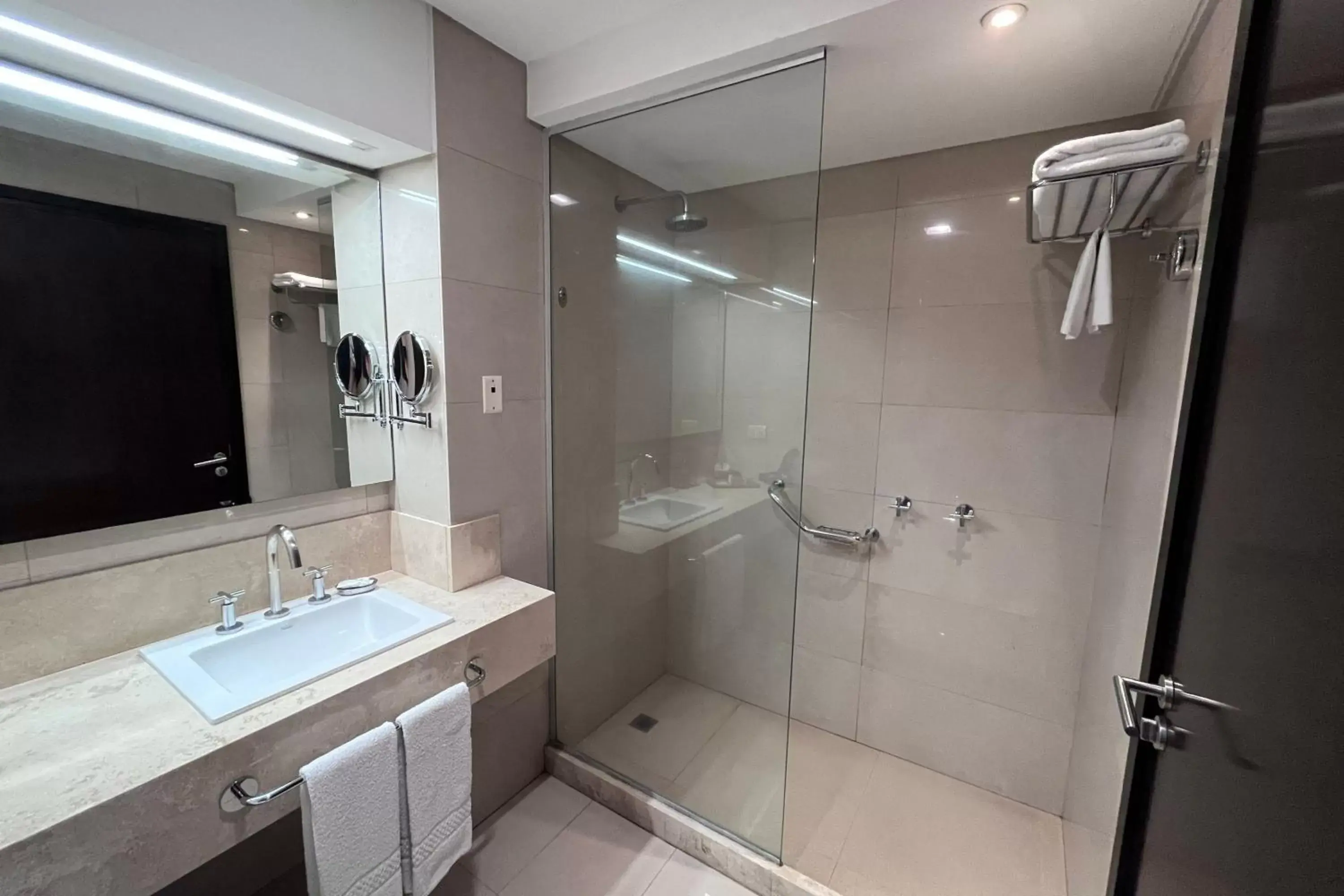 Photo of the whole room, Bathroom in Sheraton Tucumán Hotel