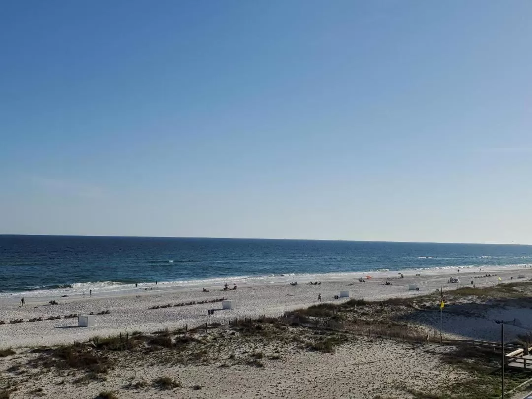 Apartment in Island Winds East