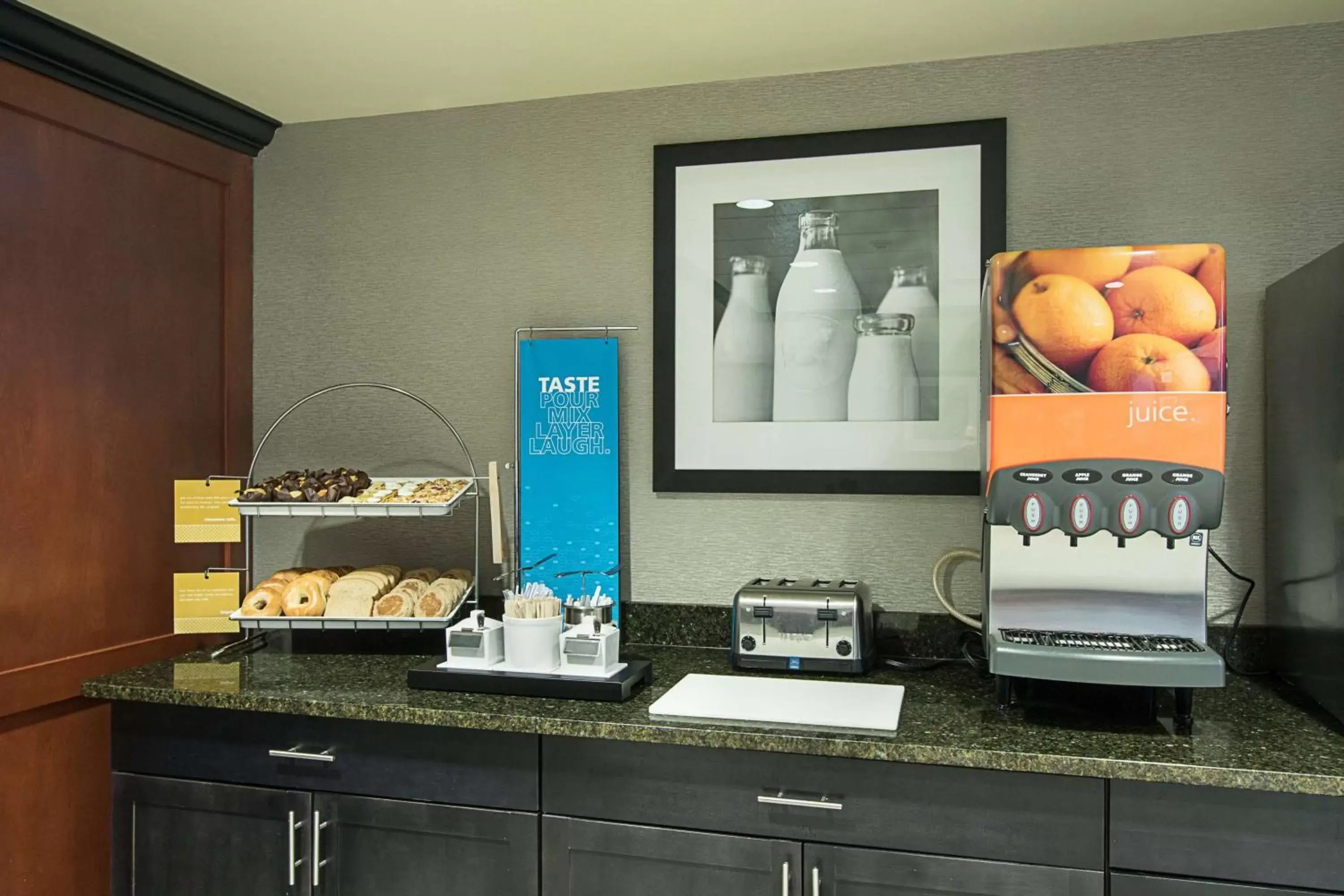 Dining area in Hampton Inn and Suites Indianapolis/Brownsburg