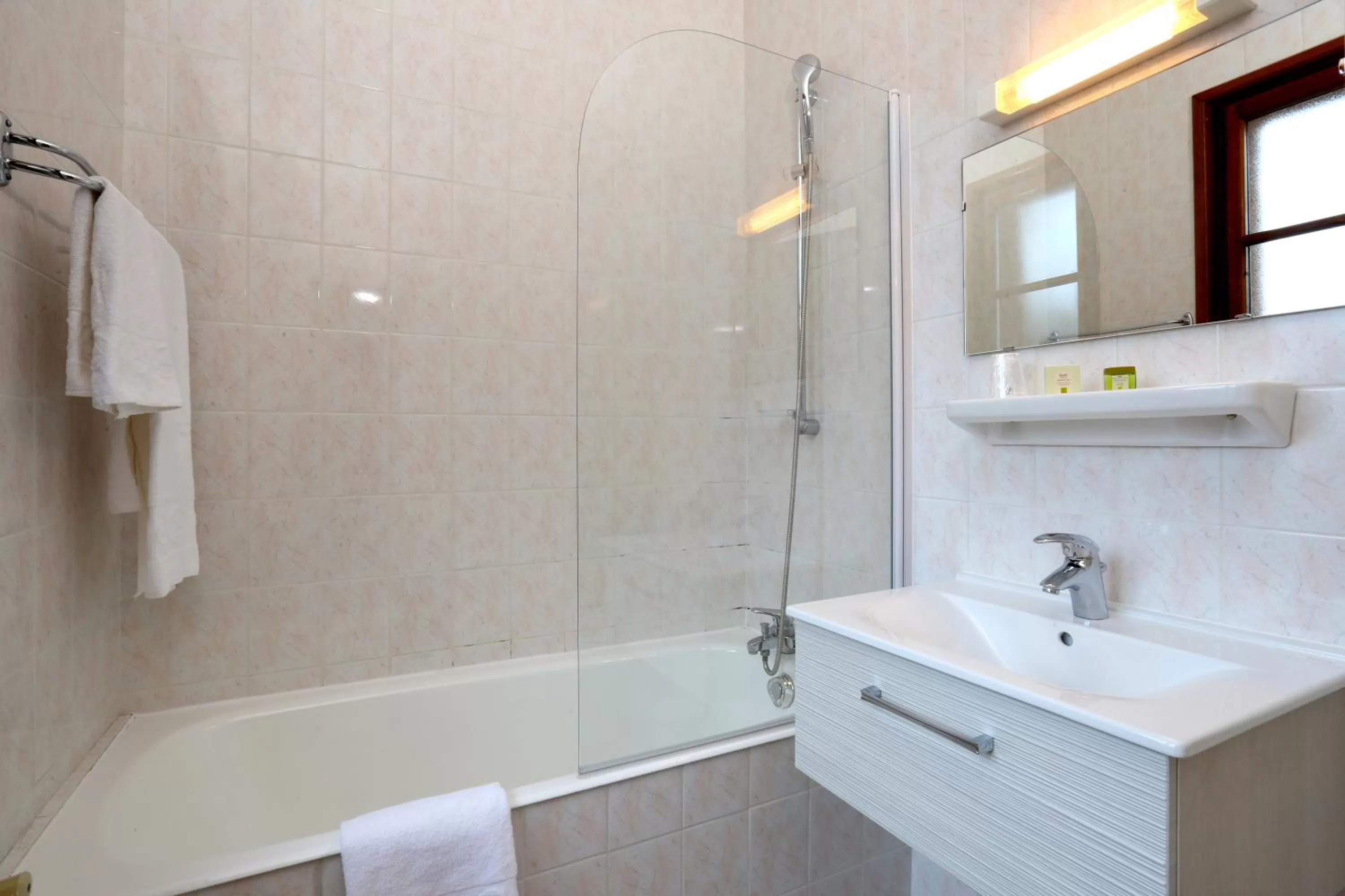 Bathroom in La Terrasse Fleurie, Logis, Hôtel et Restaurant