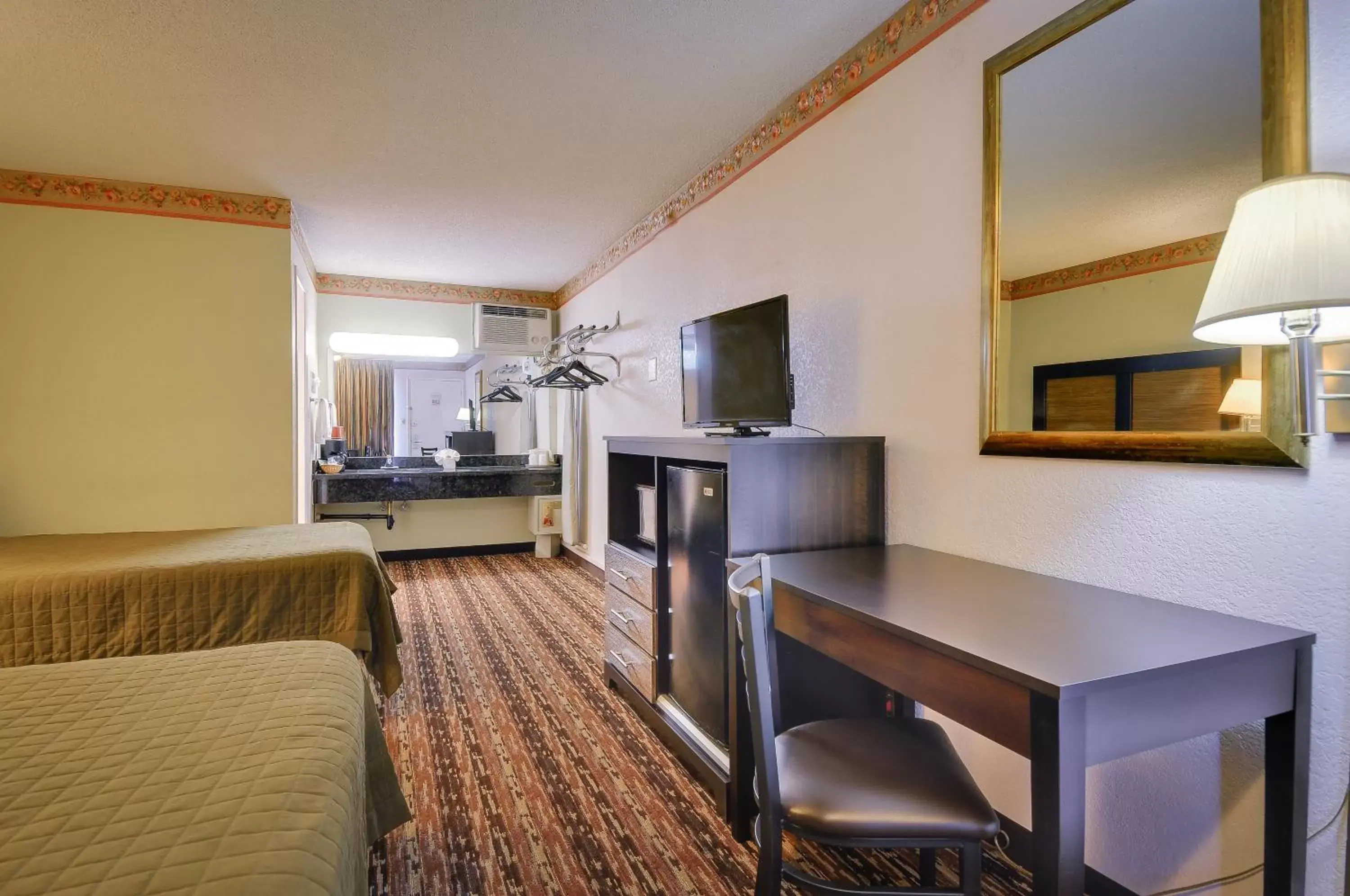 Photo of the whole room in Vagabond Inn Sunnyvale Photo of the whole room in Vagabond Inn Sunnyvale