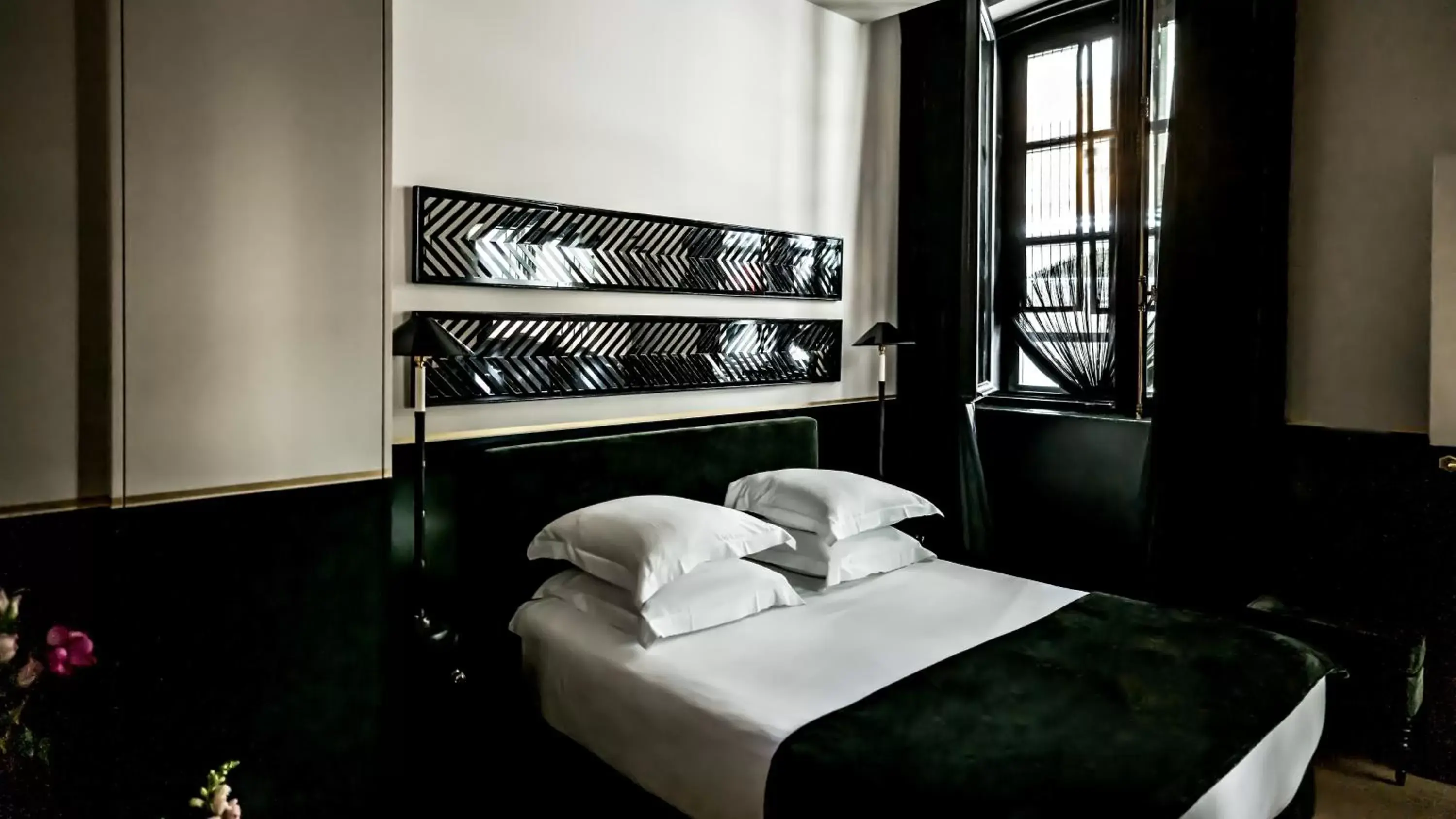 Photo of the whole room, Bed in Monsieur George Hotel & Spa - Champs-Elysées