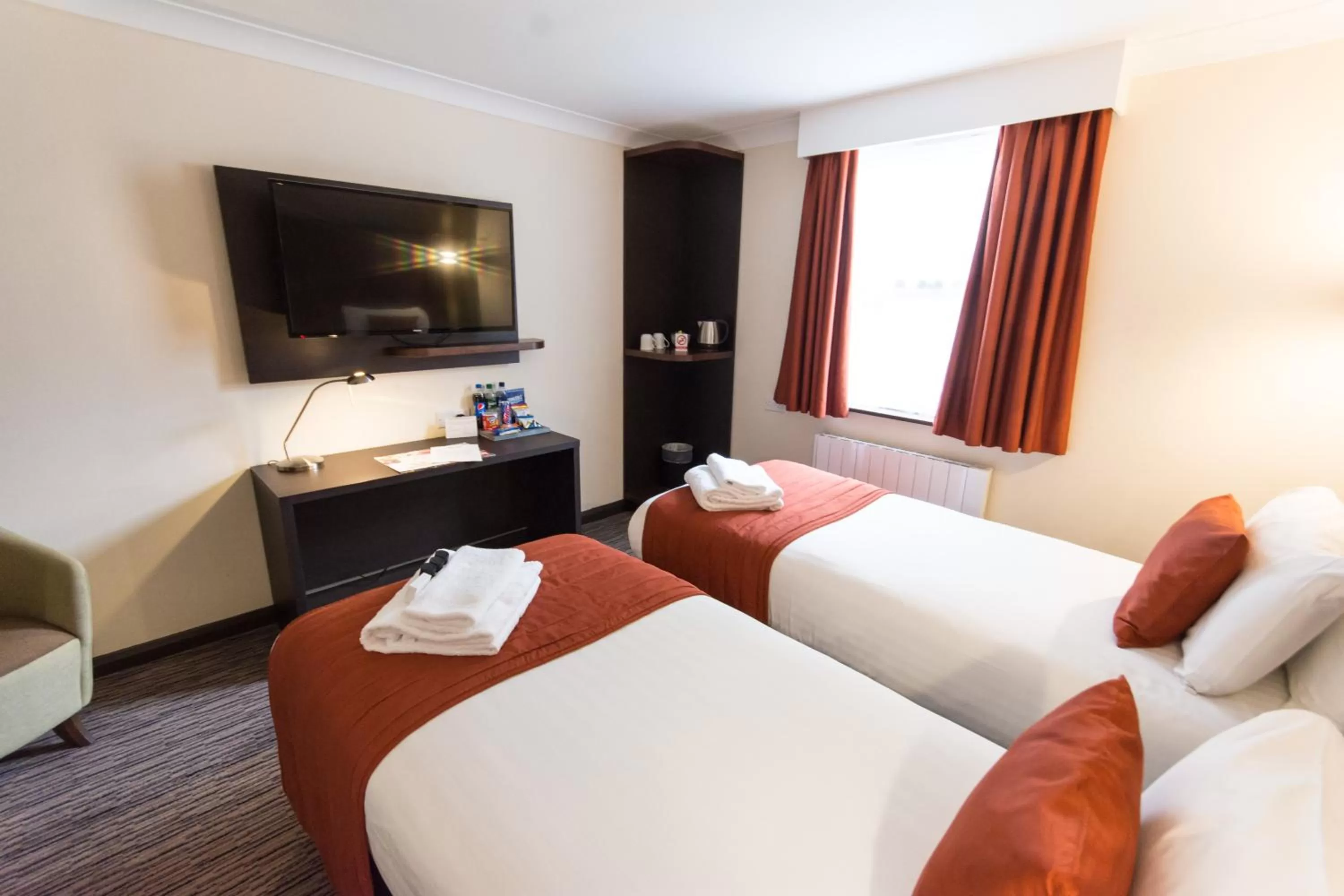 TV and multimedia, Bed in Dragonfly Hotel Colchester