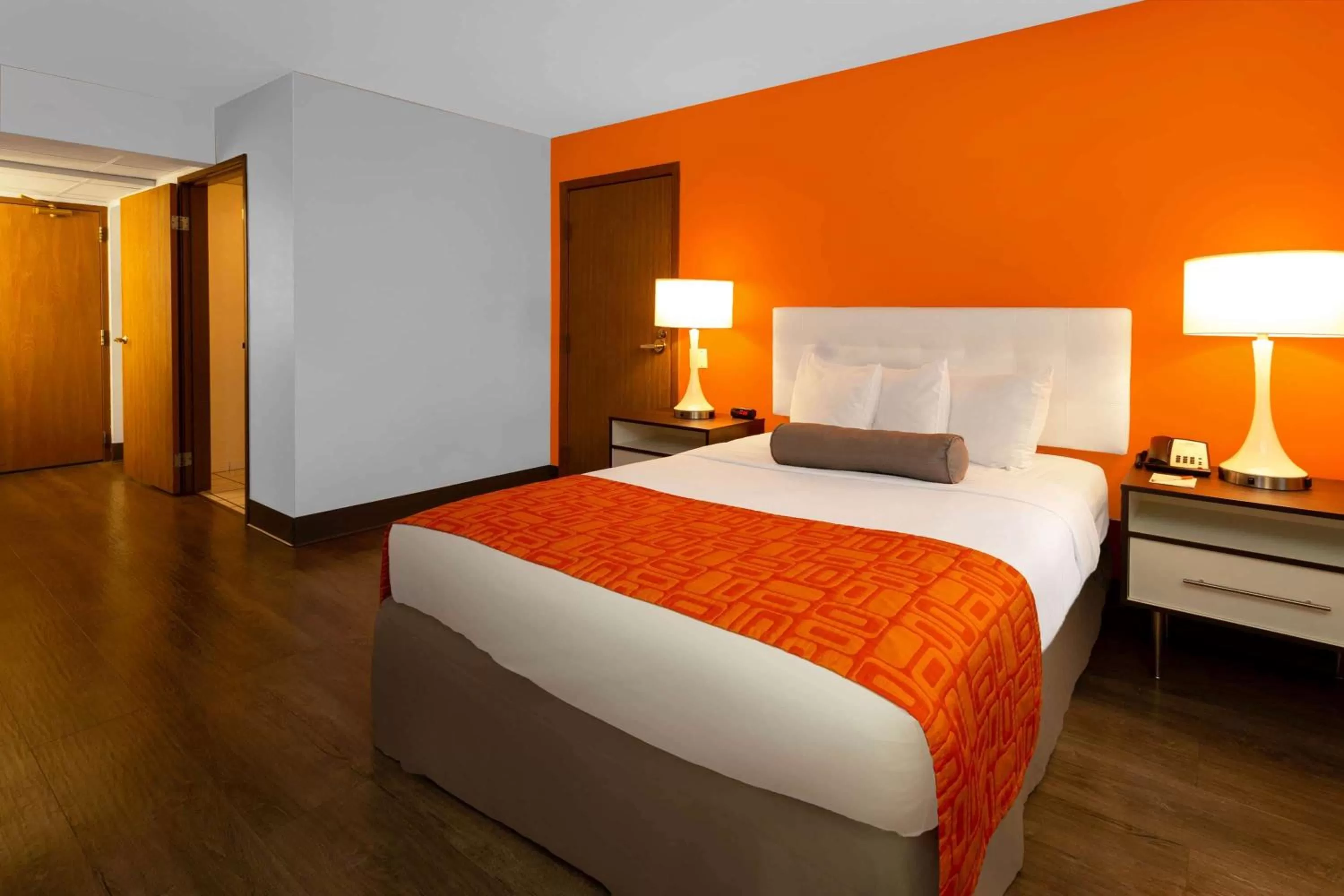 Photo of the whole room, Bed in Howard Johnson by Wyndham Waukegan Great Lakes