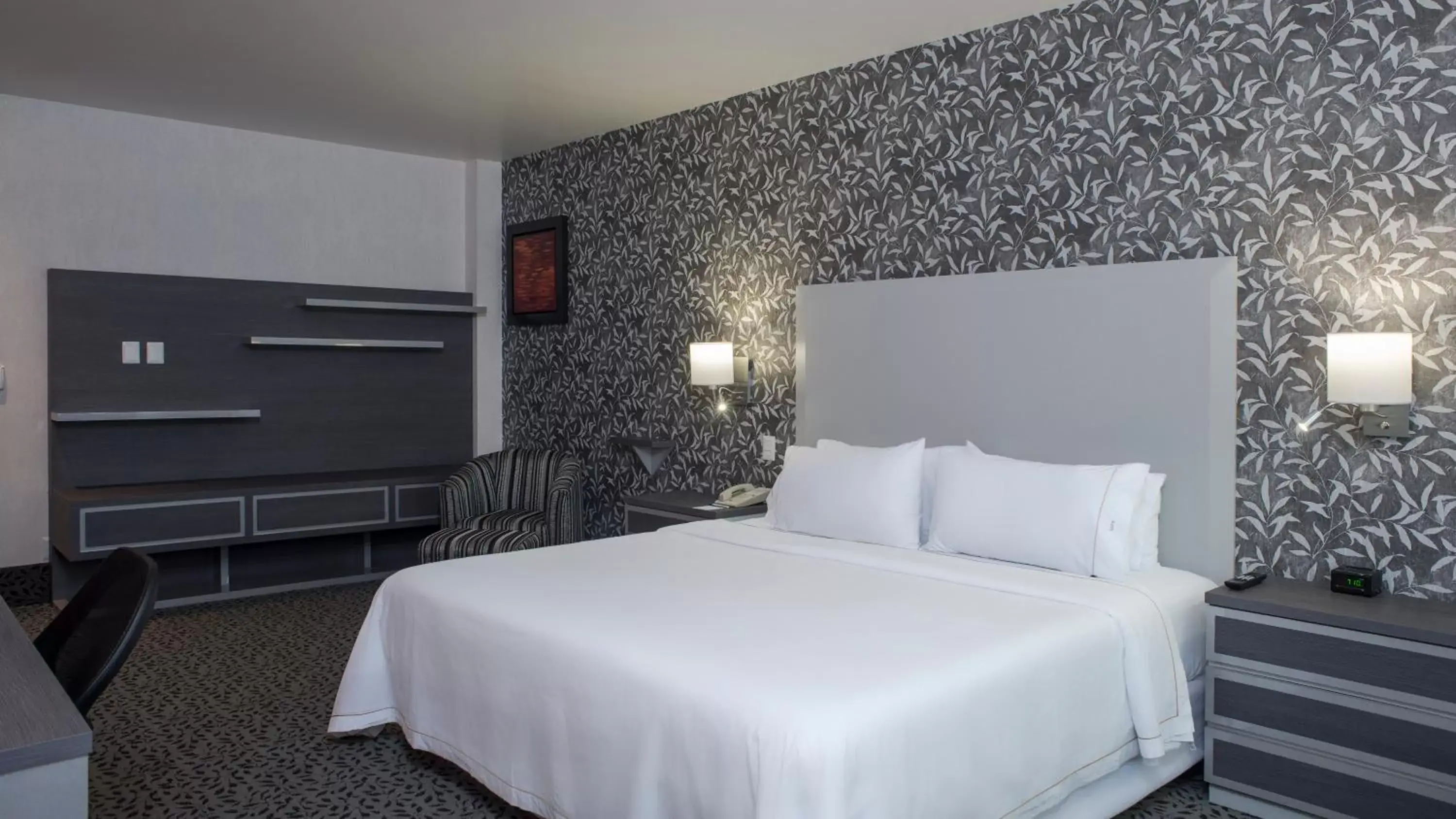 Photo of the whole room, Bed in Holiday Inn Express & Suites Queretaro, an IHG Hotel