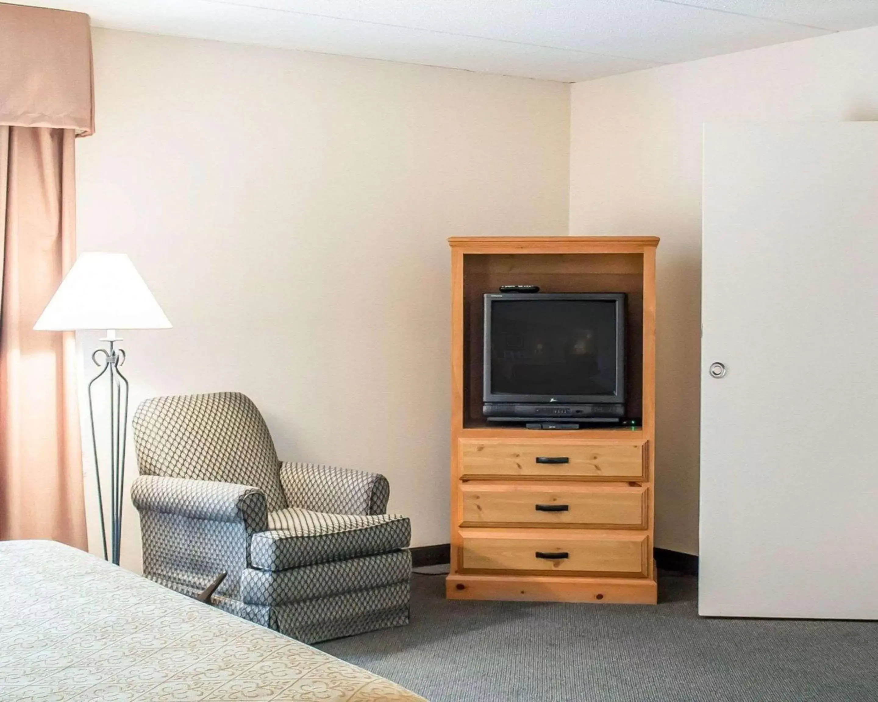 Photo of the whole room, Seating Area in Quality Inn Rhinelander