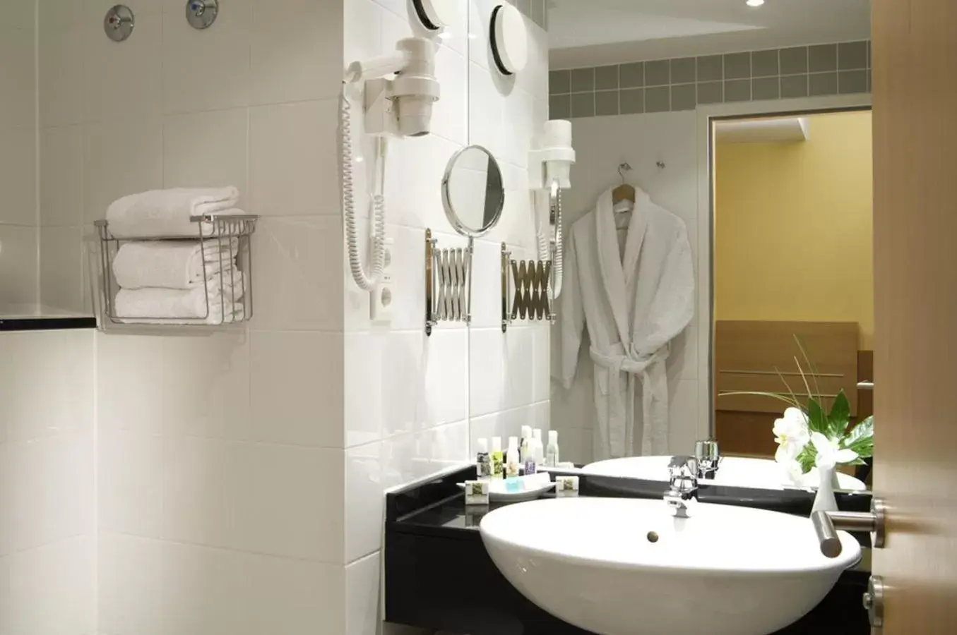 Photo of the whole room, Bathroom in Mercure Hotel Schweinfurt Maininsel