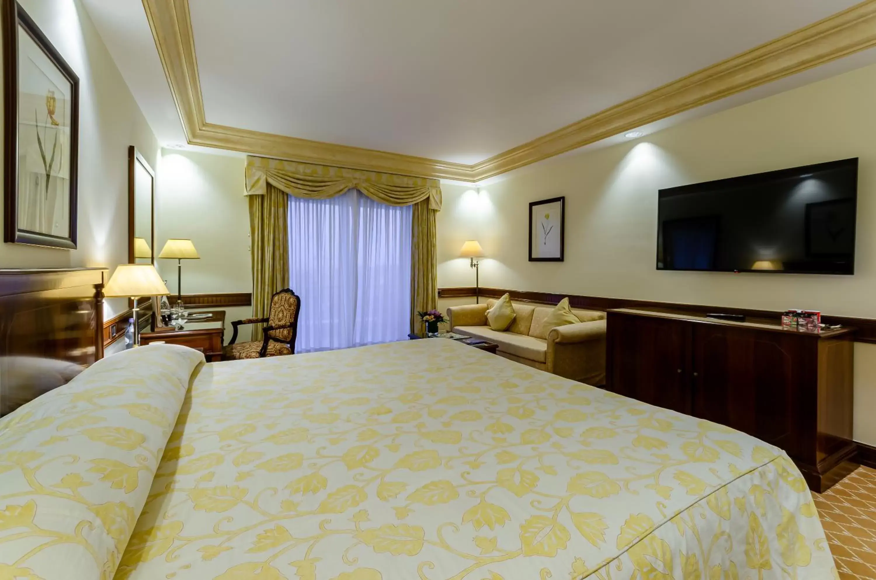 Photo of the whole room, Bed in Olissippo Lapa Palace – The Leading Hotels of the World