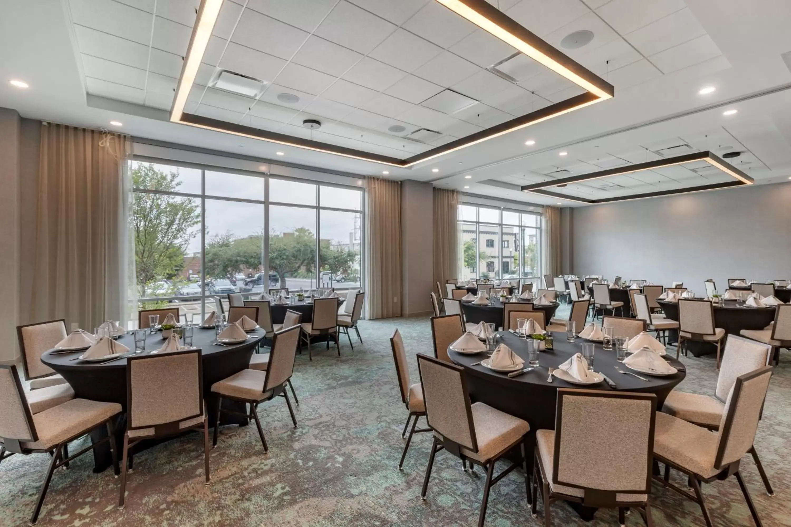 Meeting/conference room, Restaurant/Places to Eat in Cambria Hotel Columbia Downtown the Vista