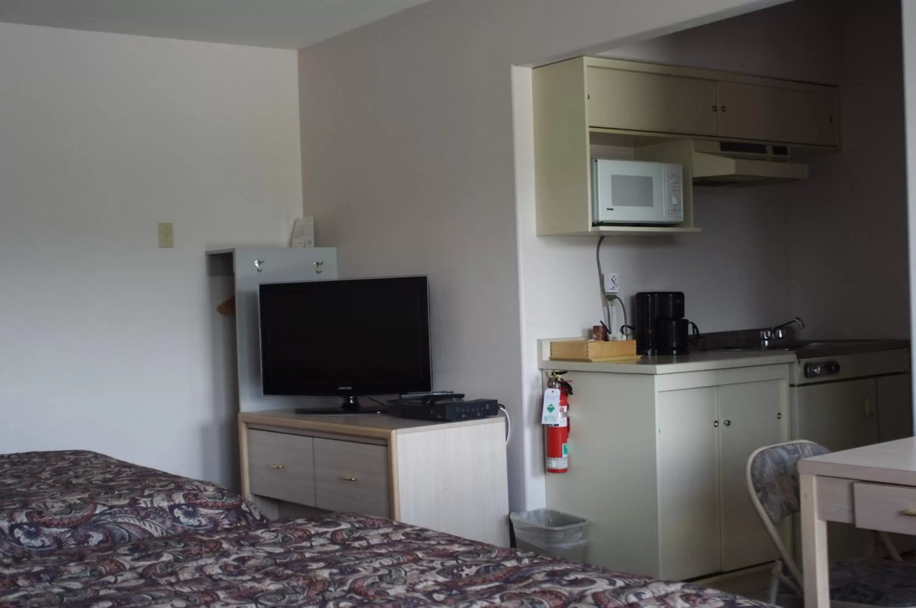 Photo of the whole room, TV/Entertainment Center in Ace Western Motel