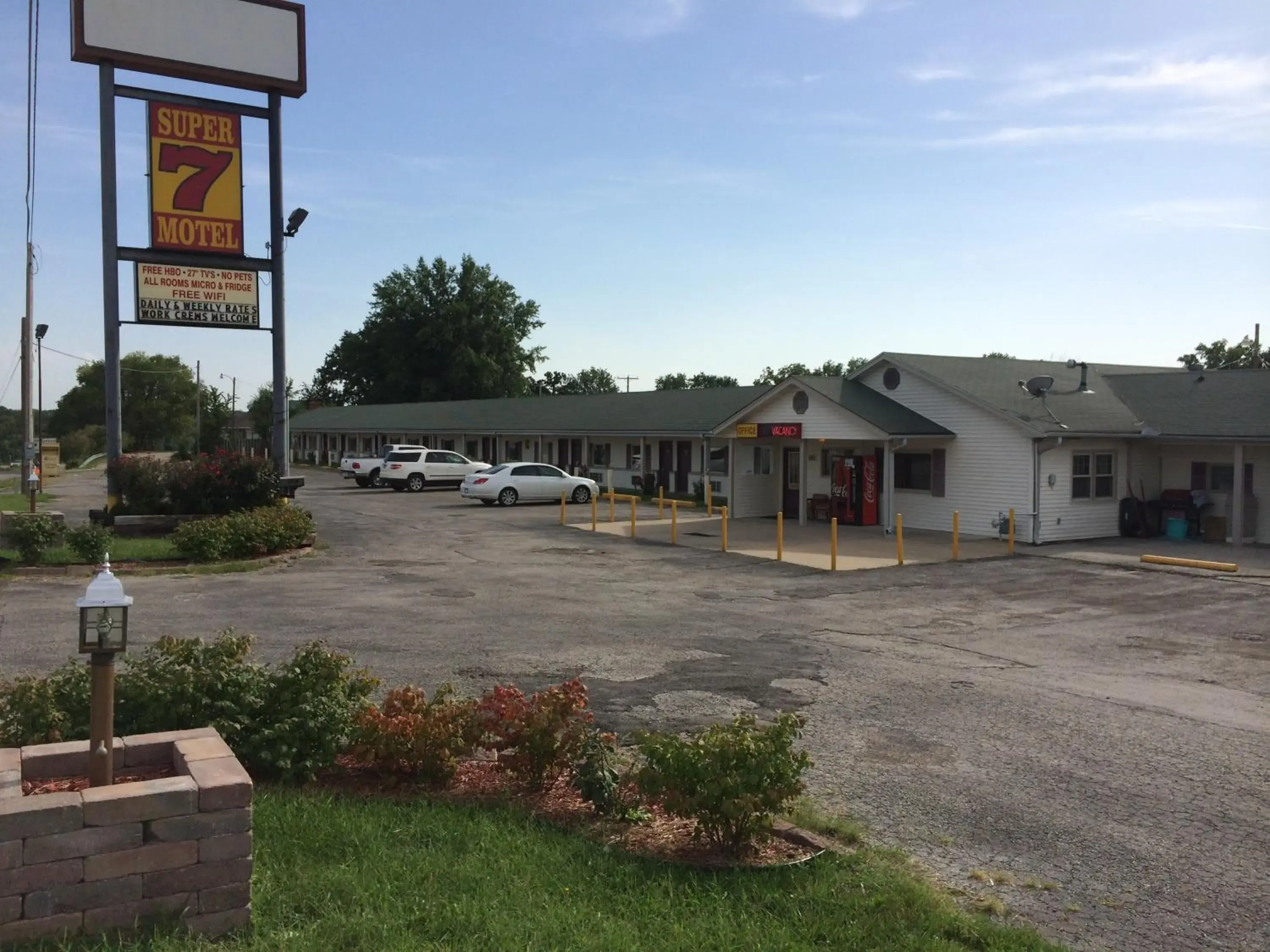 Facade/entrance, Property Building in Super 7 Motel