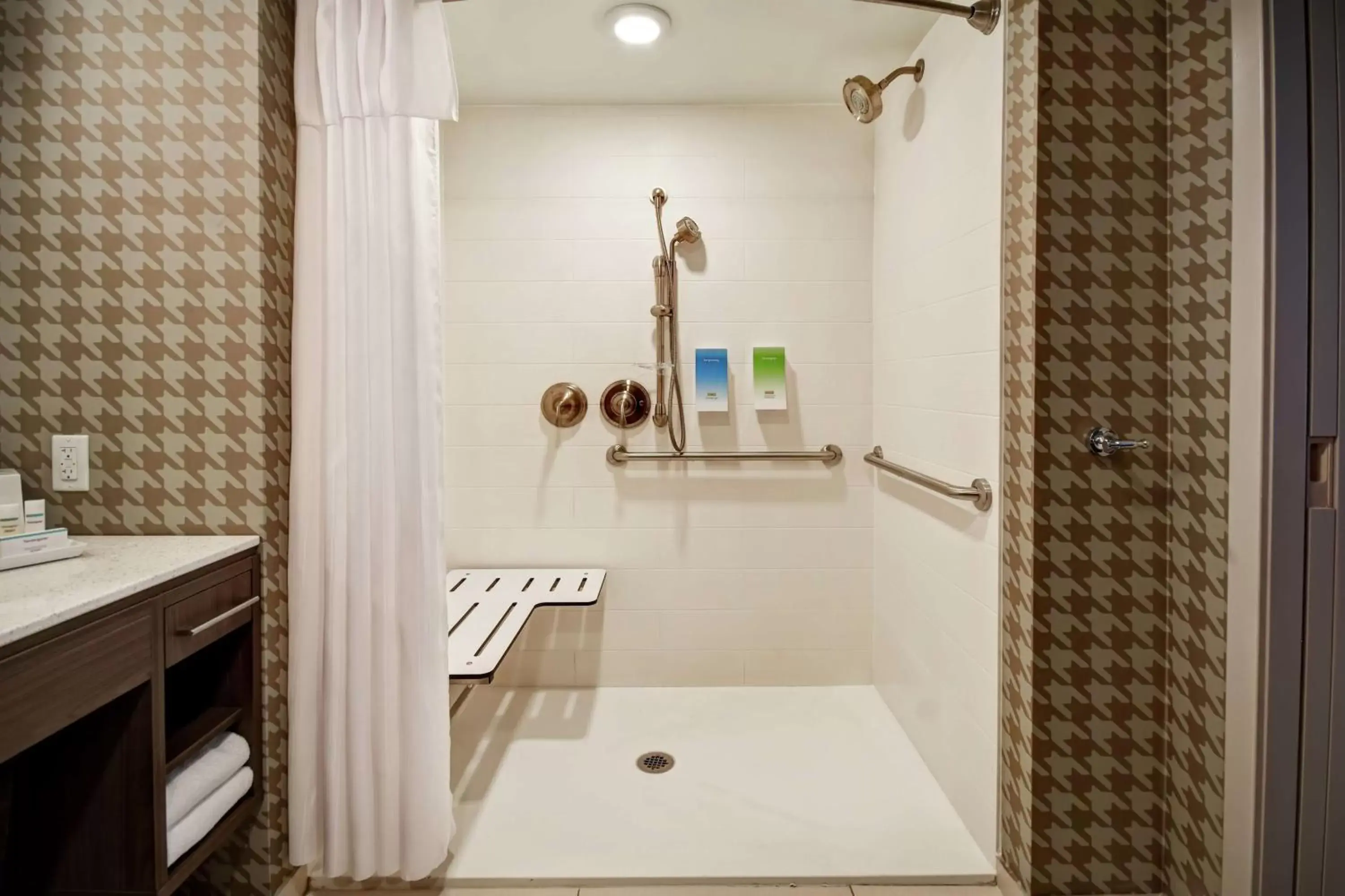 Bathroom in Home2 Suites by Hilton Gilbert