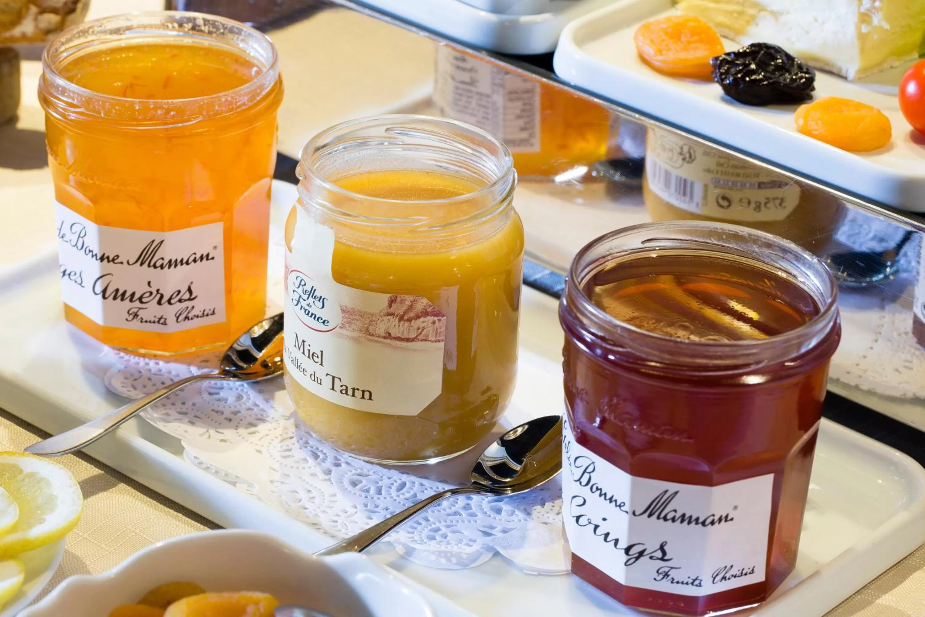 Food and drinks in Lion d'Or Paris Hotel