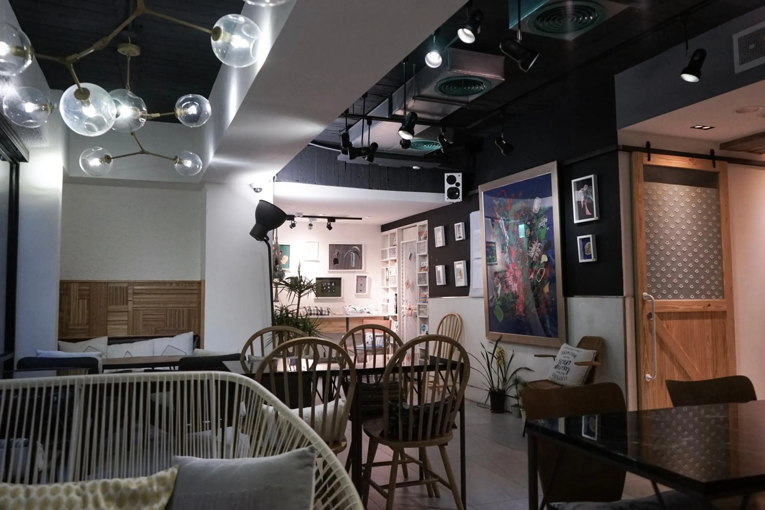 Library in NiHao Café Hotel