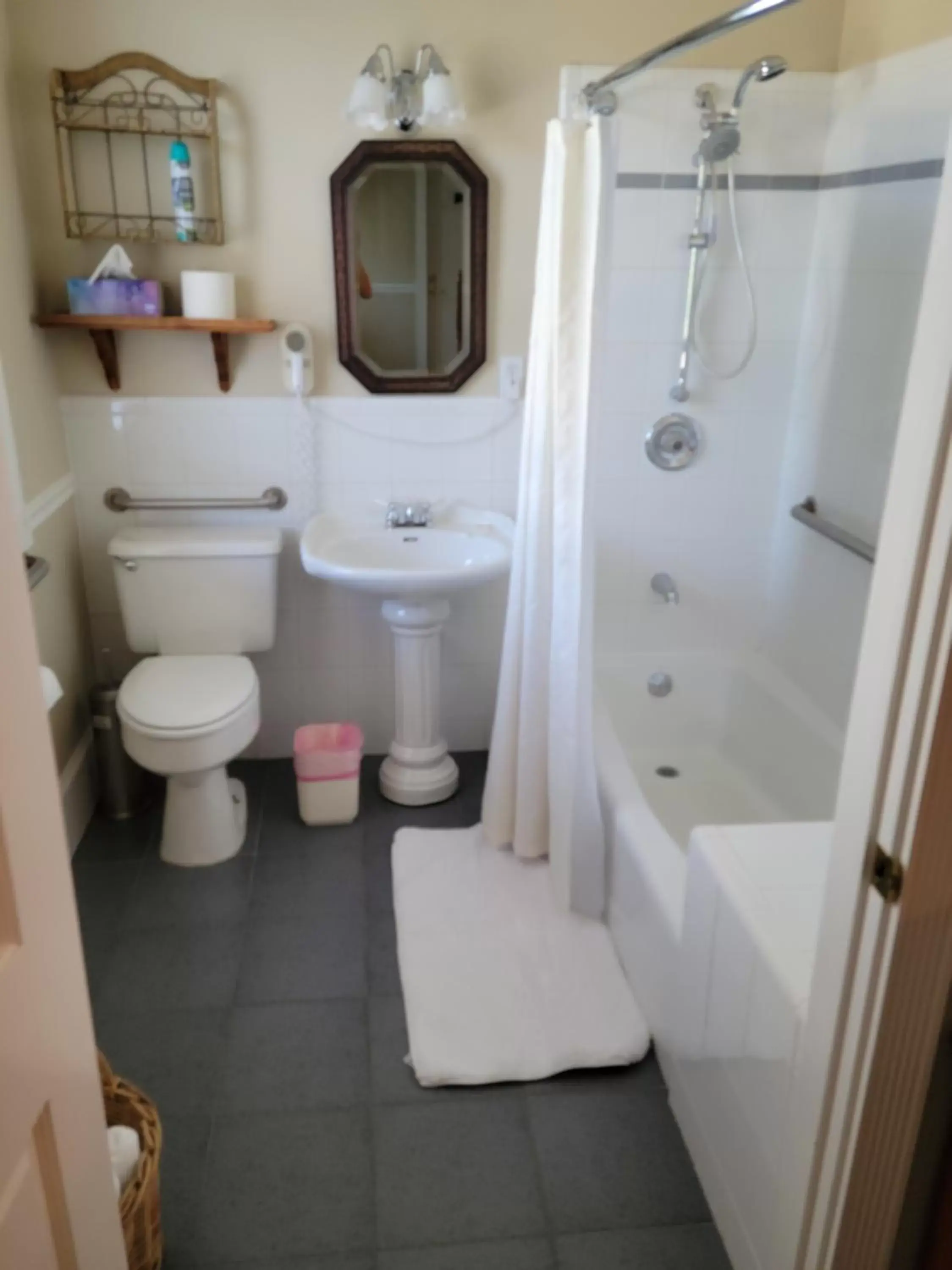 Queen Room - Disability Access in The Inn at 161 Queen Room - Disability Access in The Inn at 161