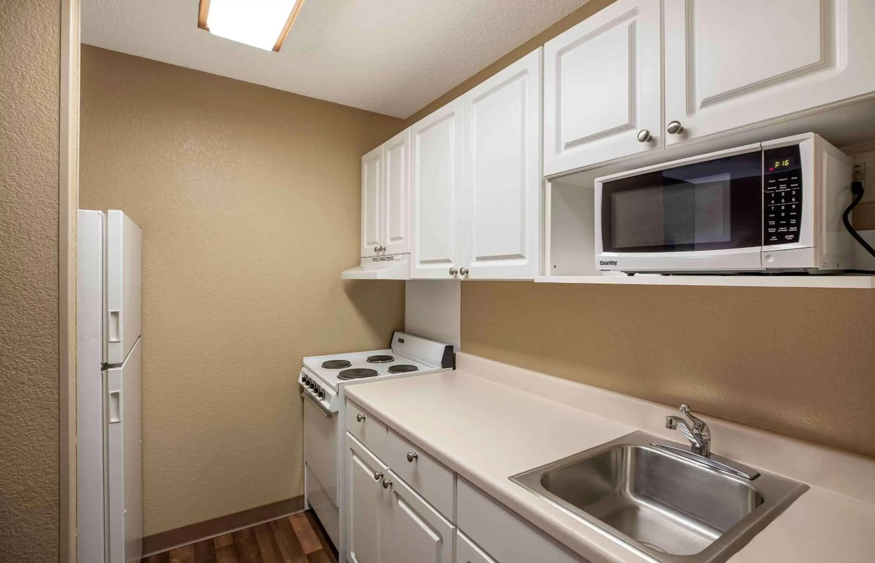 Bedroom, Kitchen/Kitchenette in Extended Stay America Suites - Denver - Tech Center South