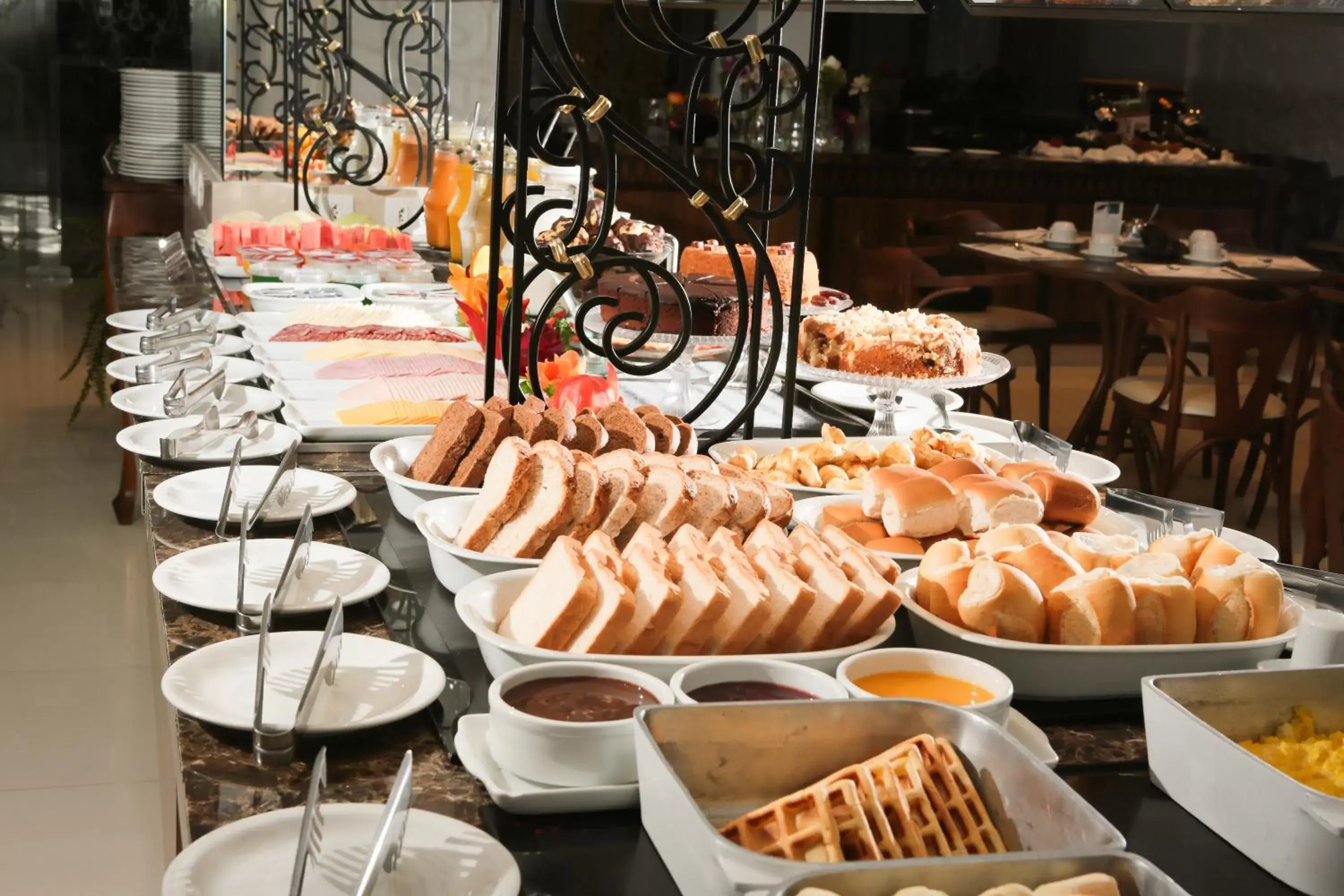 Continental breakfast in Lizon Curitiba Hotel