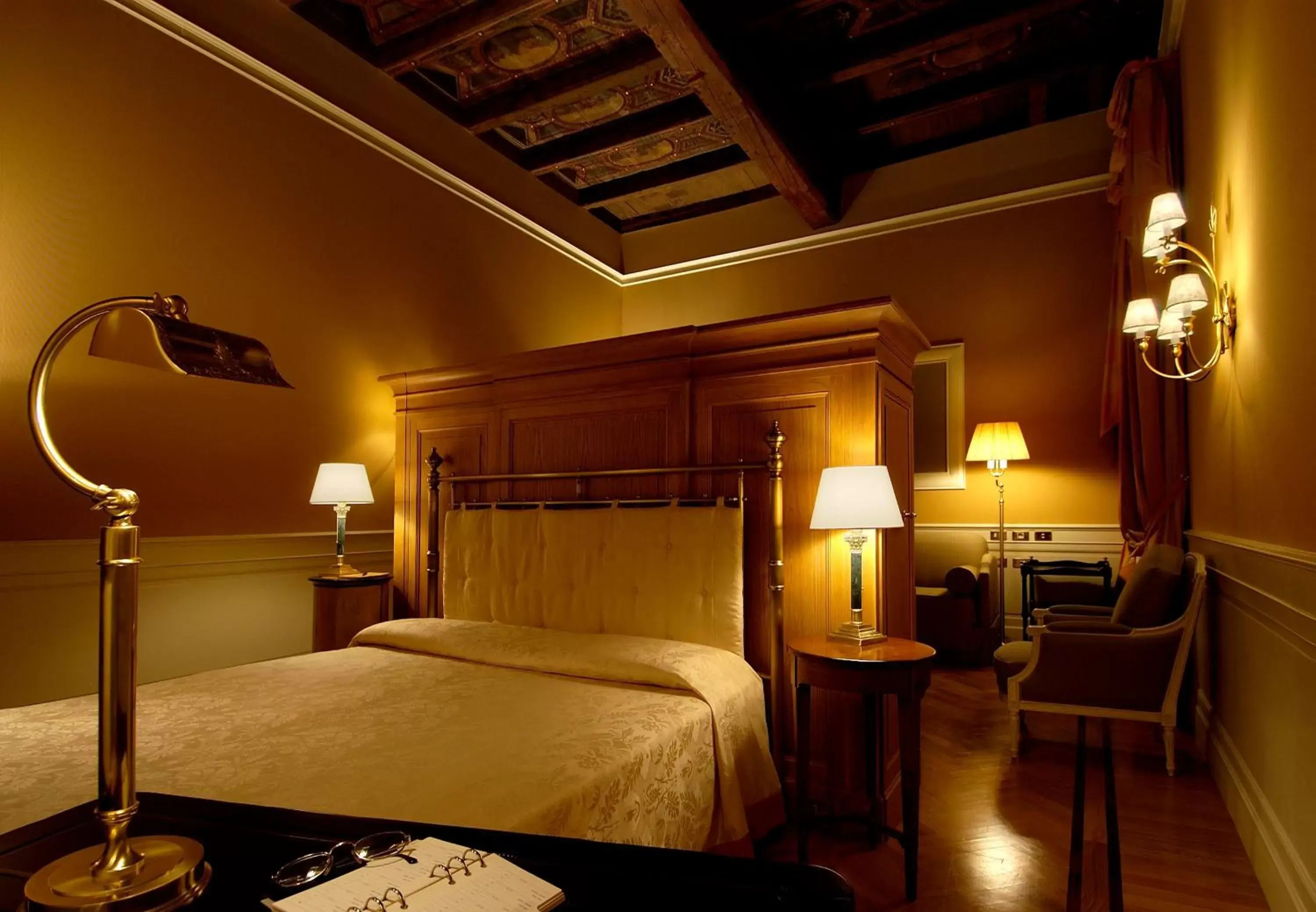 Bed in Hotel Corona d'Oro