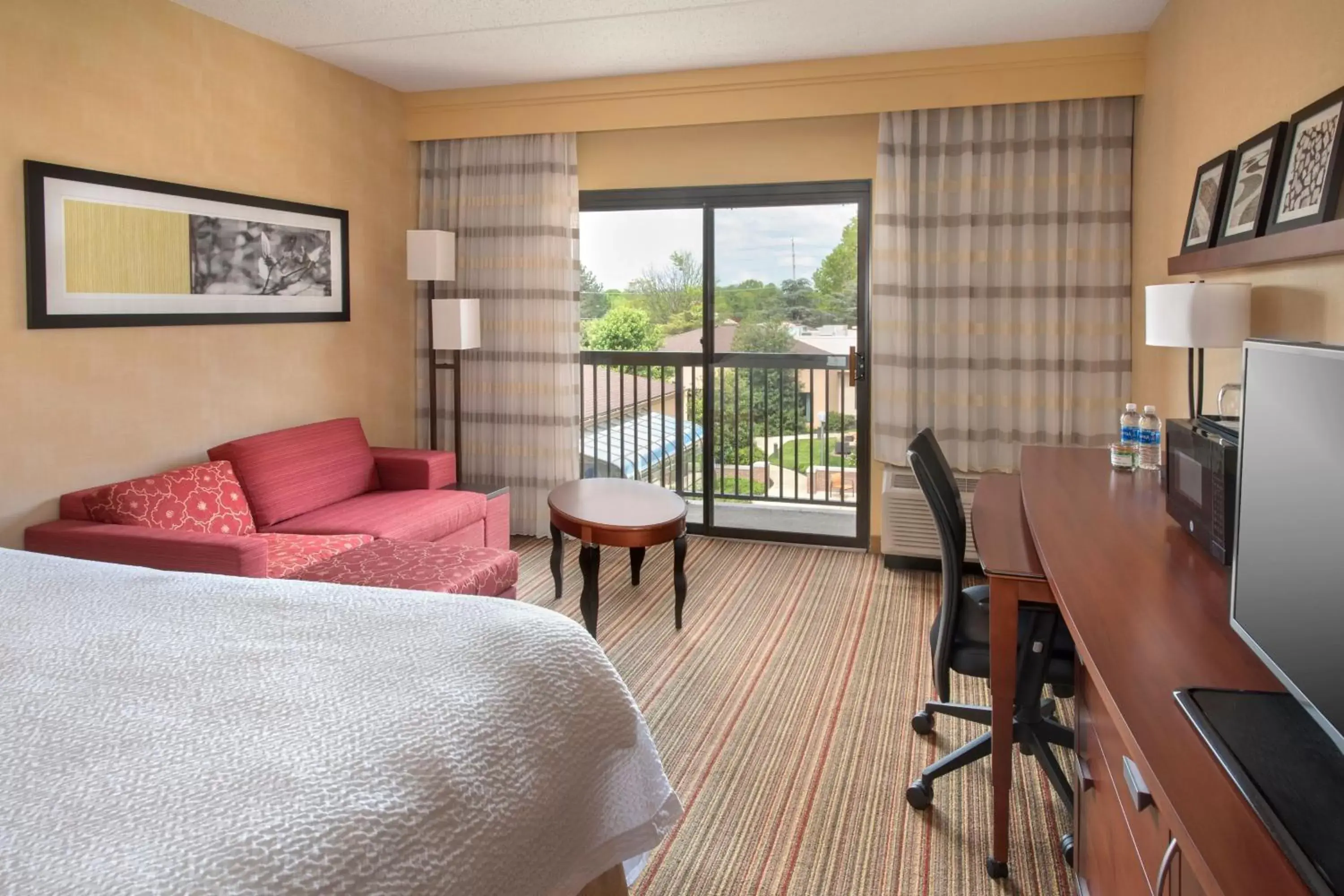 Photo of the whole room, Seating Area in Courtyard by Marriott Mt. Laurel