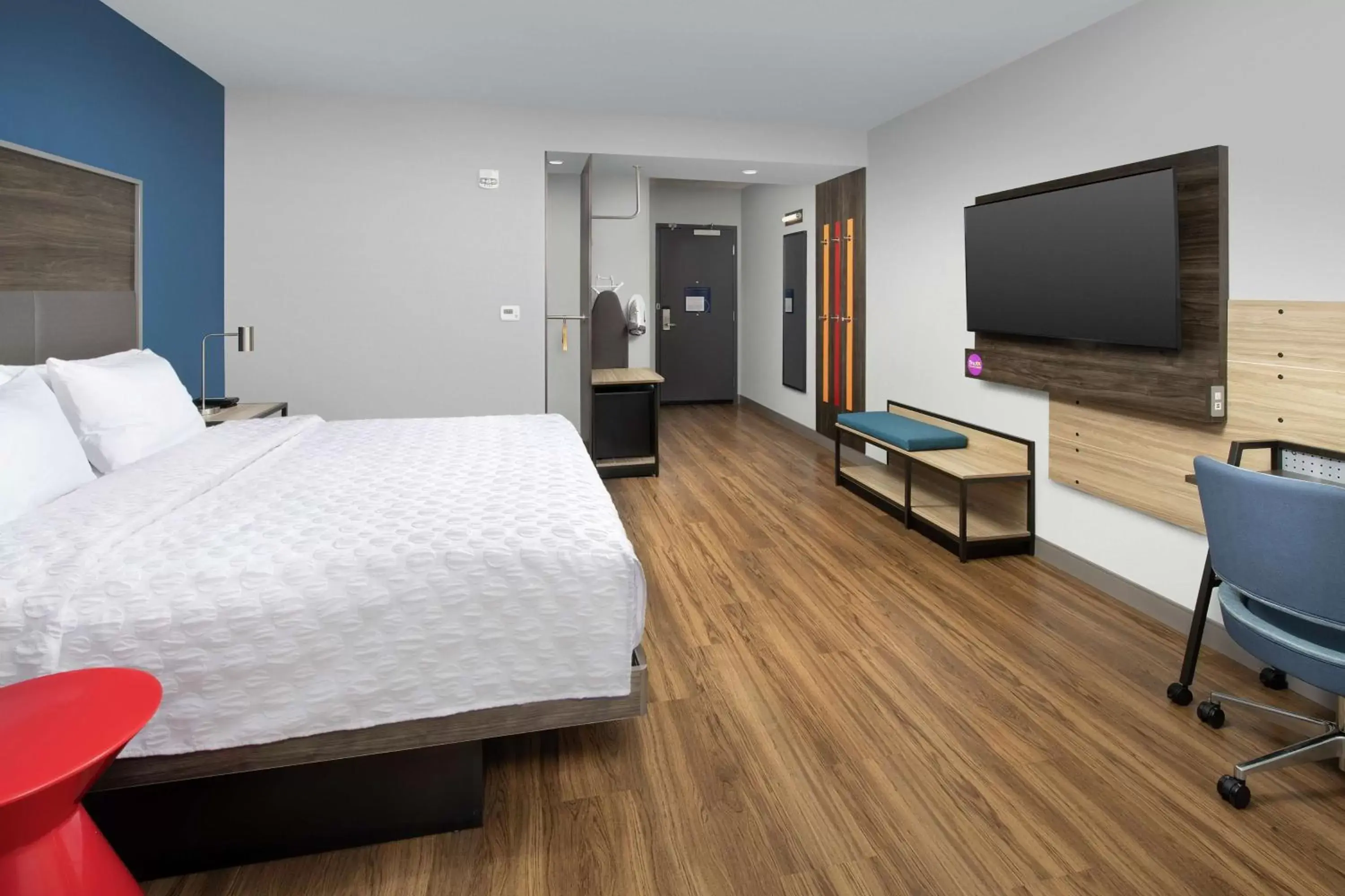 Bed, TV/Entertainment Center in Tru By Hilton Orangeburg