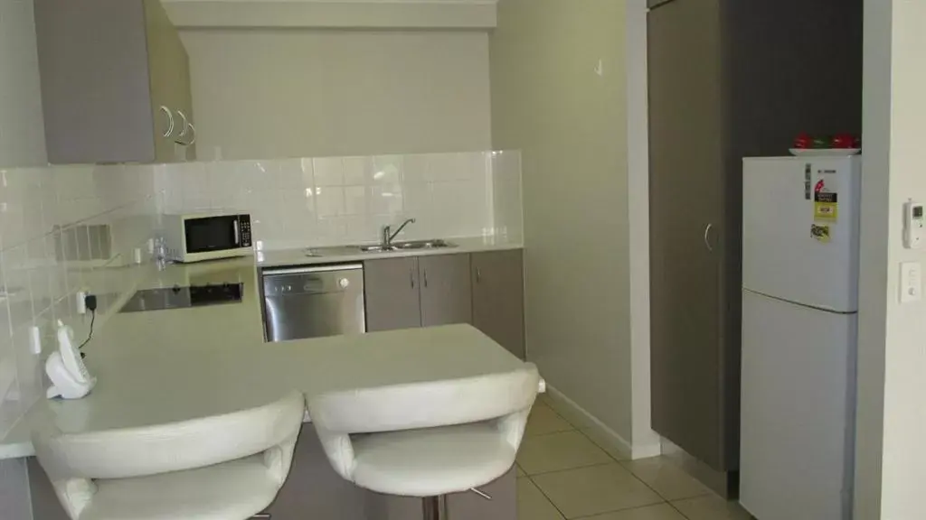 Kitchen/Kitchenette in Edge Apartments Cairns