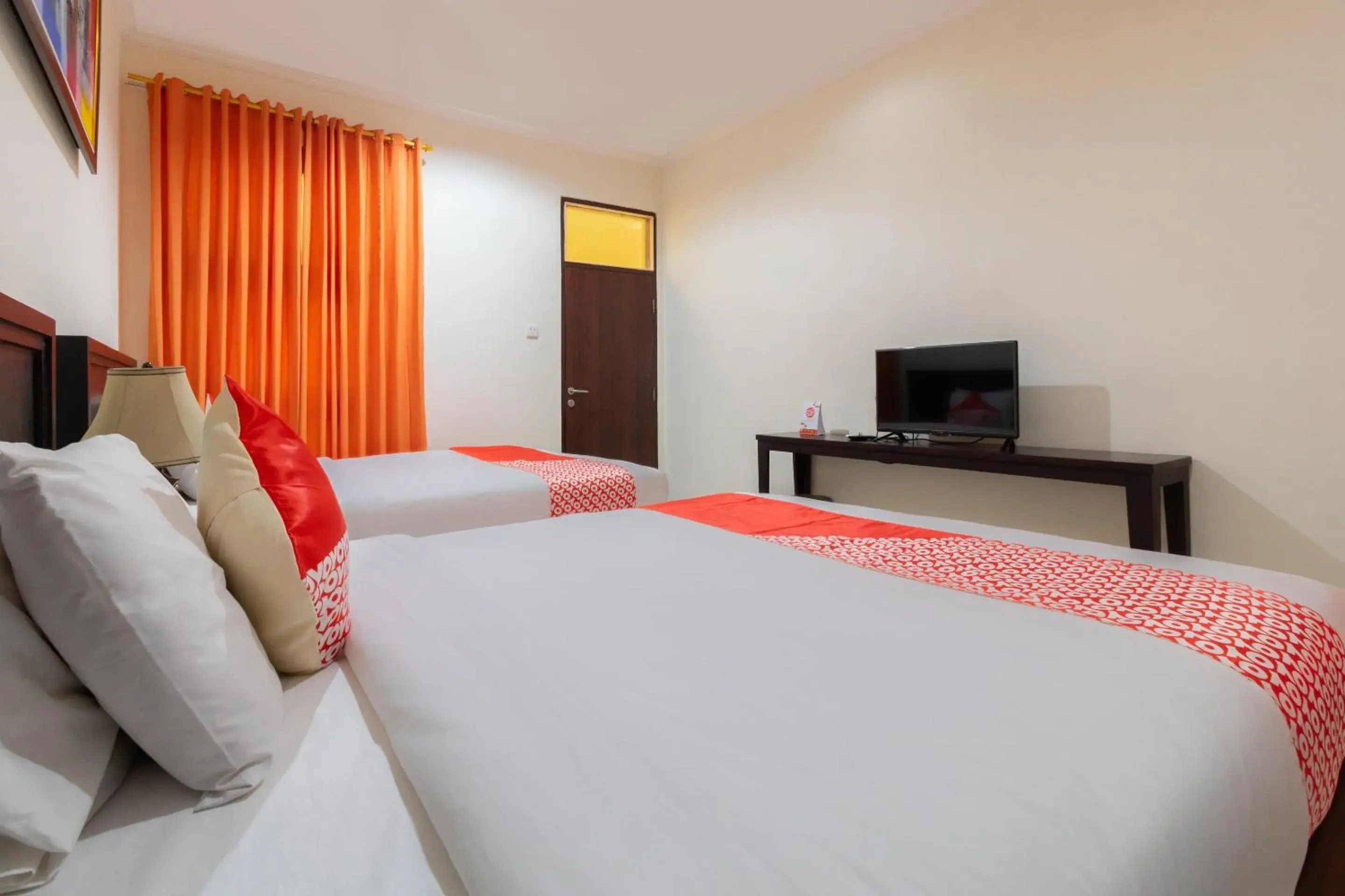 Bedroom, Bed in SUPER OYO Flagship 2688 Guntur Hotel