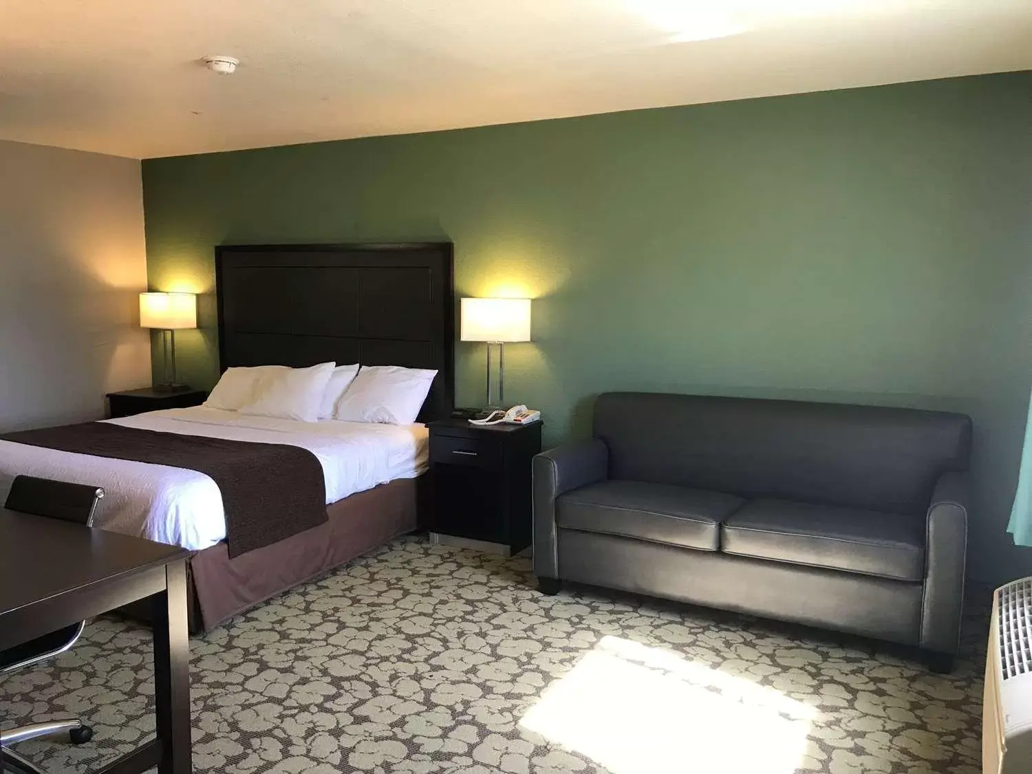 Bed in SureStay Plus Hotel by Best Western Bettendorf
