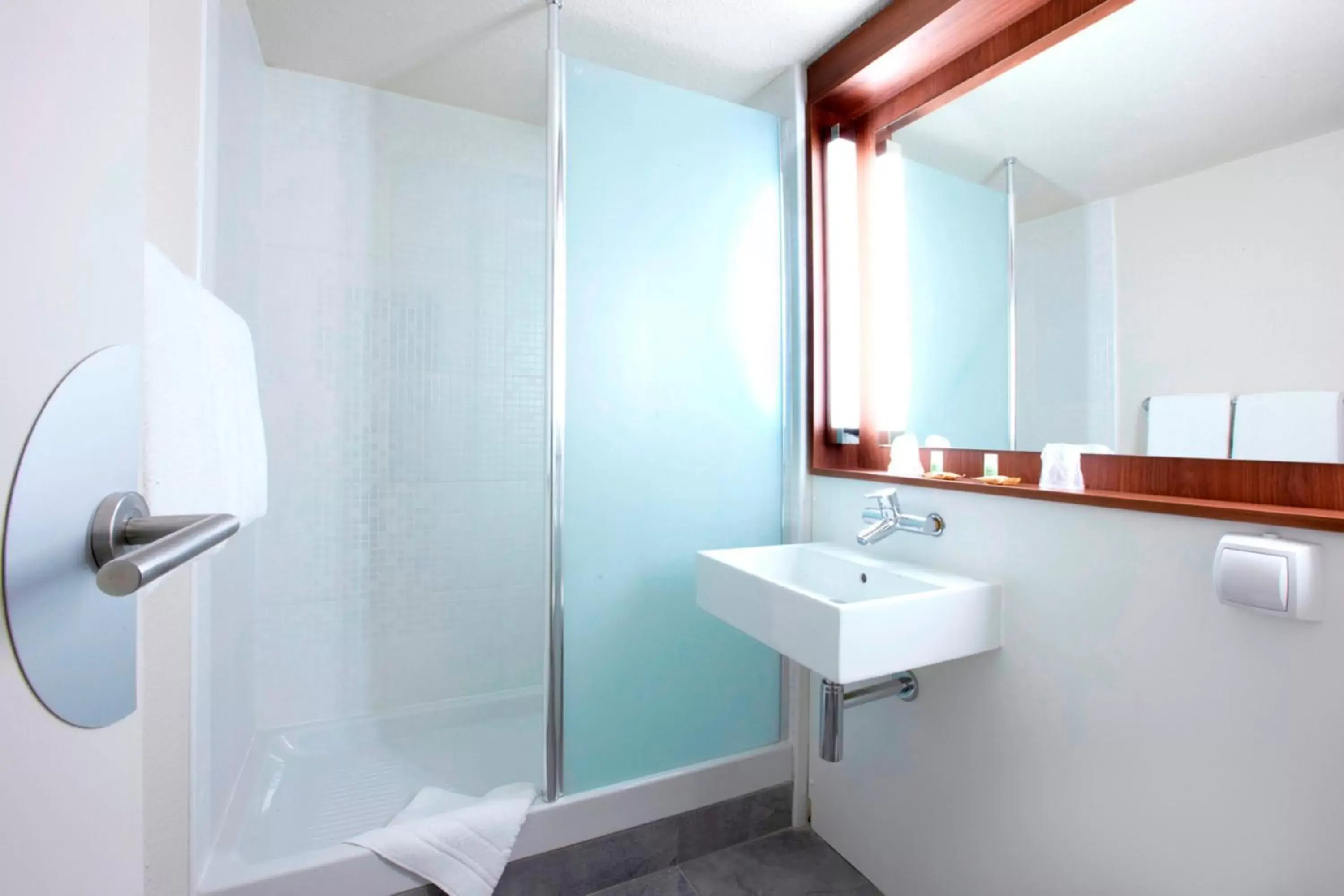 Bathroom in Campanile Montbéliard - Sochaux