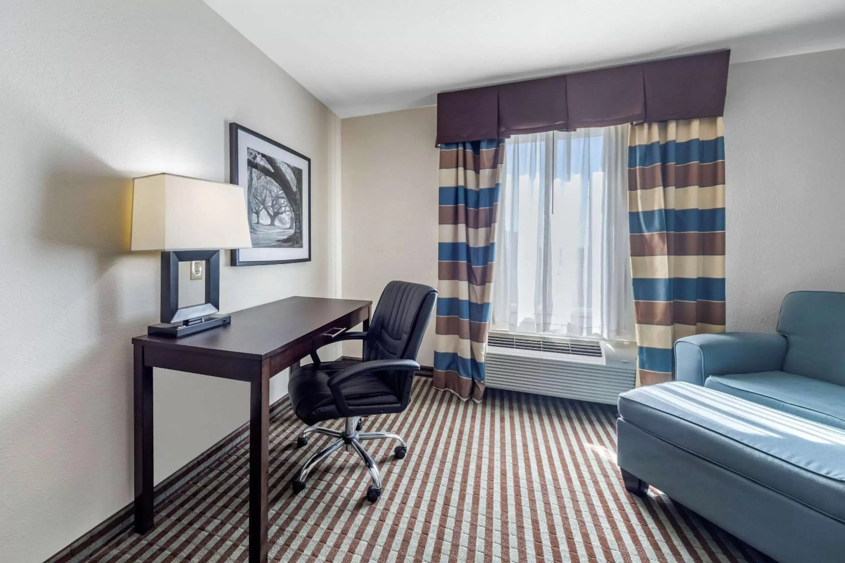 Photo of the whole room, Seating Area in Comfort Inn & Suites Perry I-35