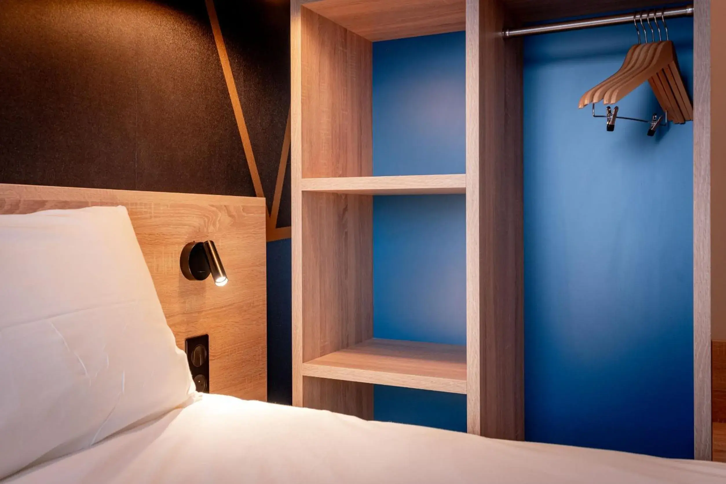 Bedroom, Bed in ibis Styles Valenciennes Petite Foret