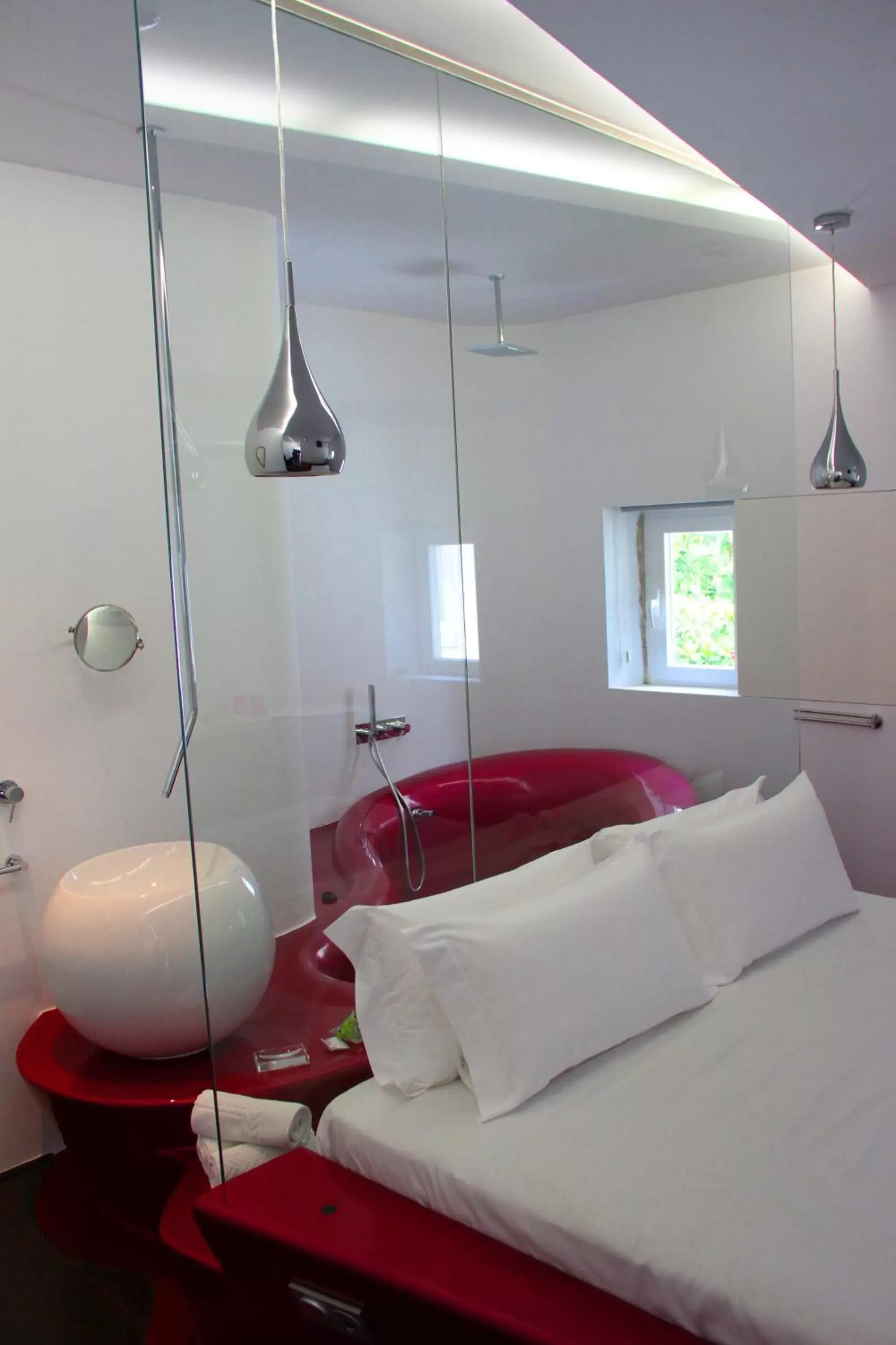 Bed, Bathroom in Absoluto Design Hotel