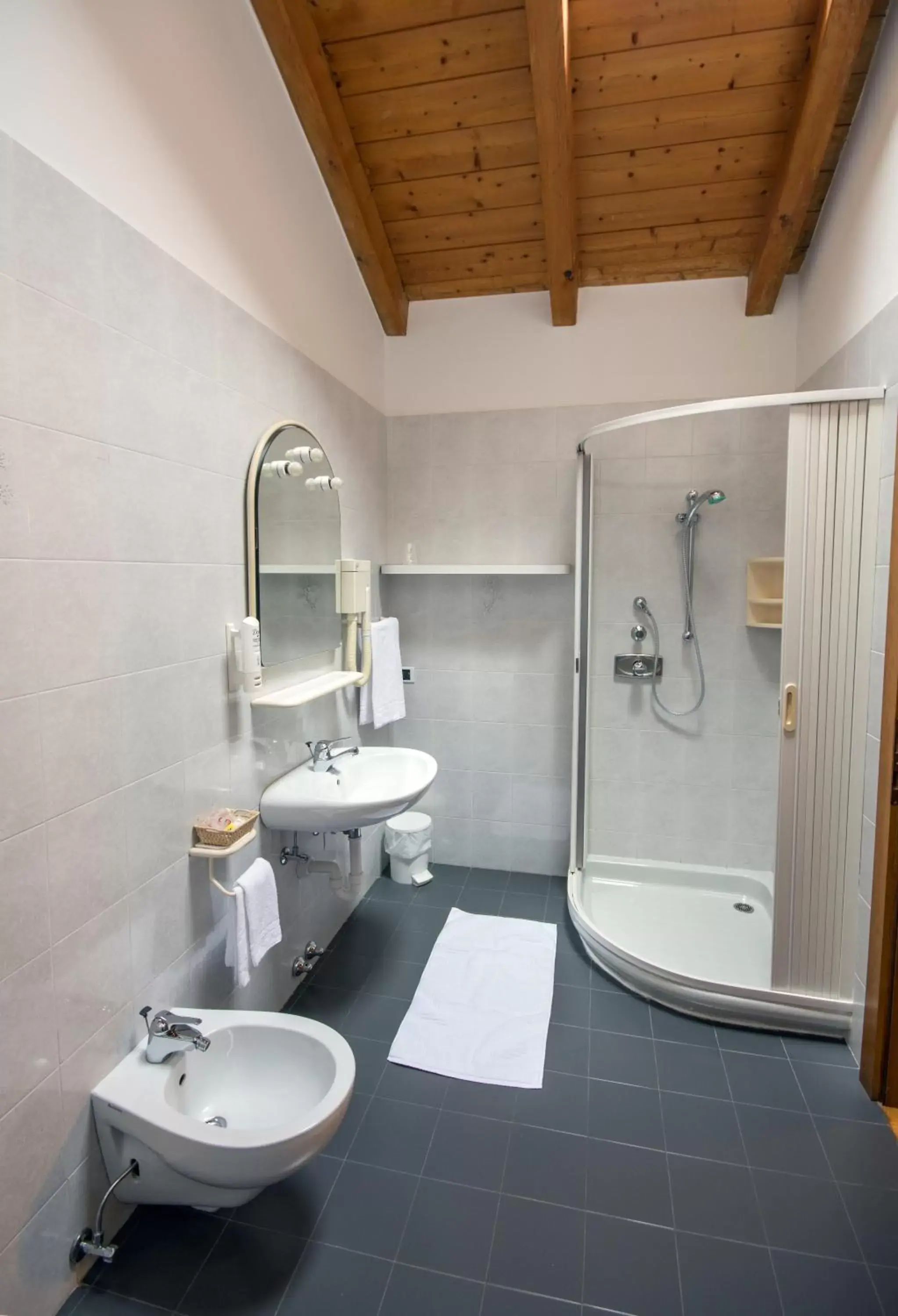 Bathroom in Garni Castel Ferari