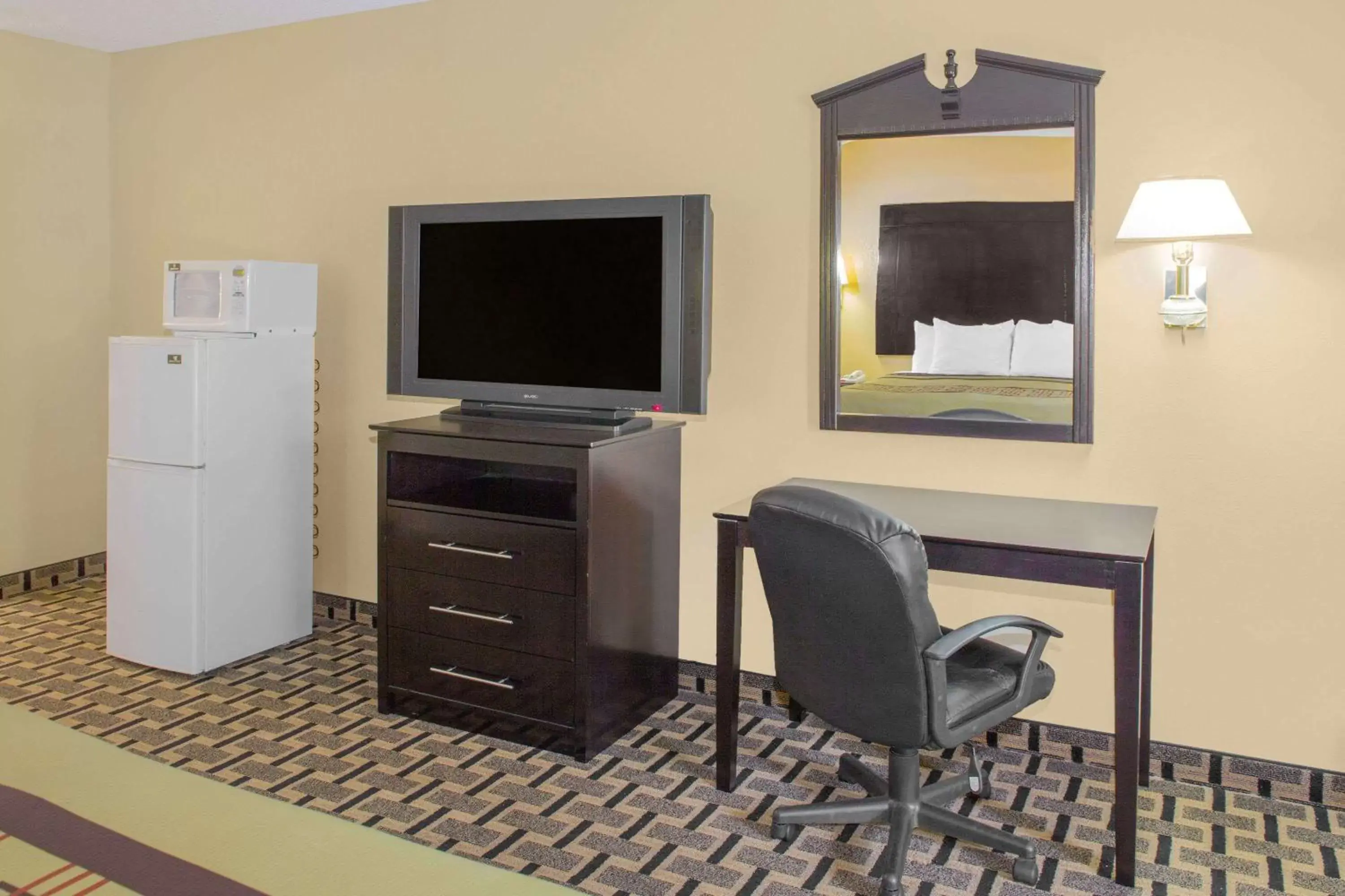 Photo of the whole room, TV/Entertainment Center in Days Inn by Wyndham Andalusia